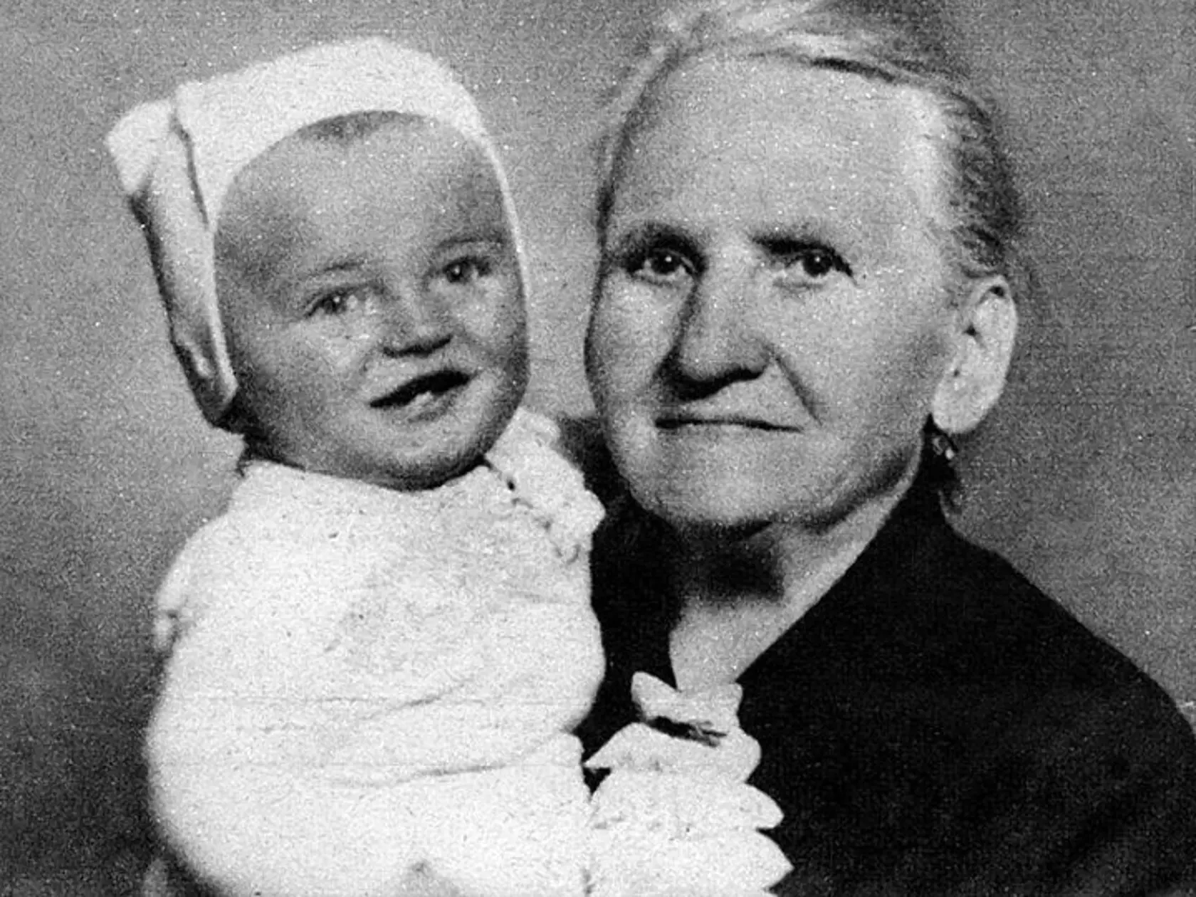Miminko Karel Gott v náručí své maminky