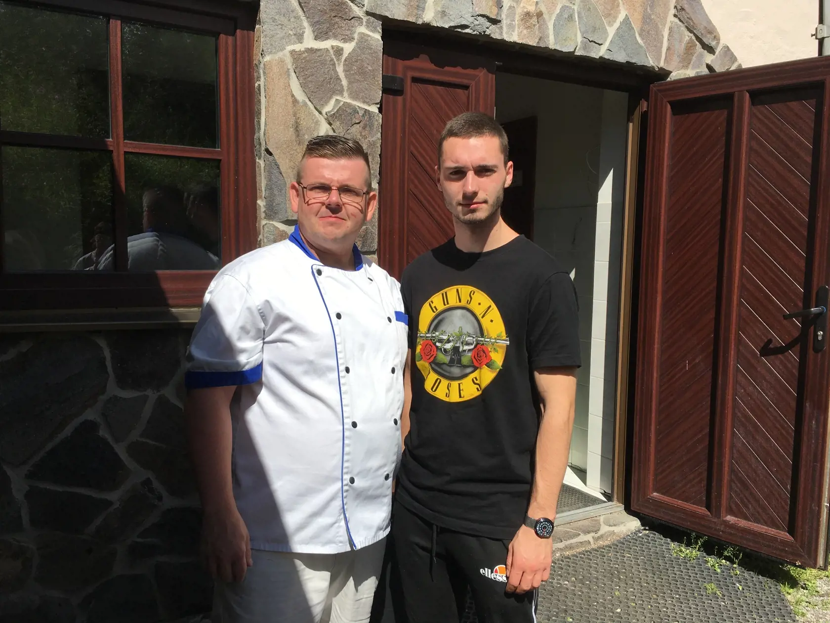 Kuchári Erik a Pavol (zľava) boli svedkami dramatickej udalosti v kolibe.