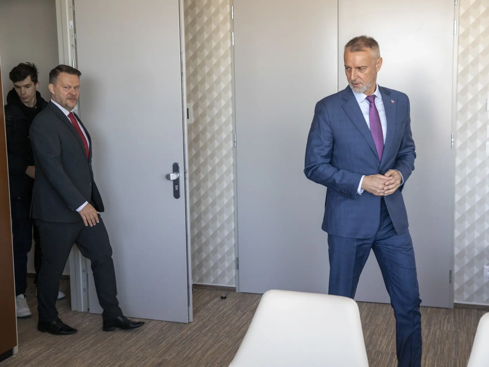 Na snimke je príchod nového ministra investícií, regionálneho rozvoja a informatizácie, MIRRI, Samuela Migaľa.
Úrad odovzdáva Richard Raši.