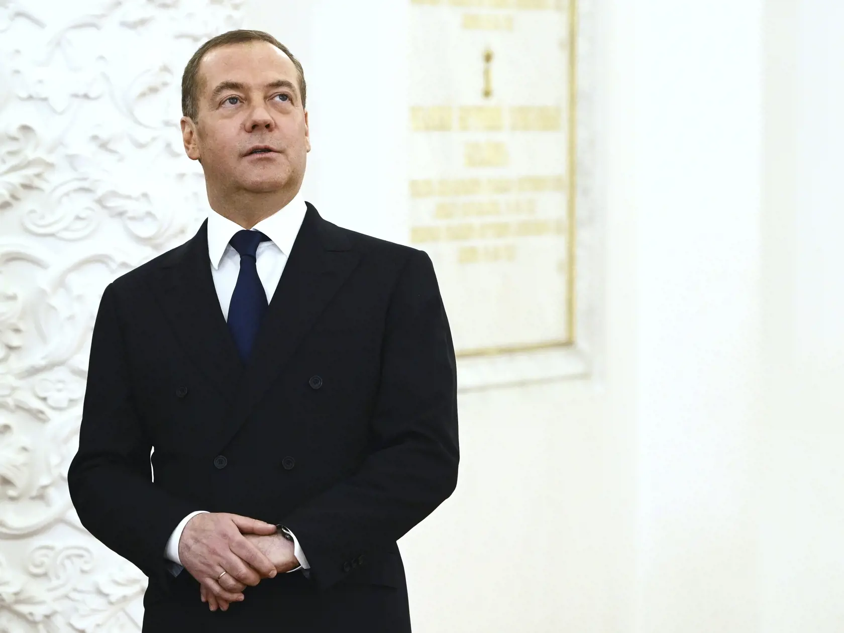WA 45 Moskva - Bývalý ruský prezident a terajší podpredseda ruskej Rady bezpečnosti Dmitrij Medvedev prichádza na stretnutie, na ktorom budú diskutovať ruský prezident Vladimir Putin a čínsky prezident Si Ťin-pching v Moskve v utorok 21. marca 2023. Pokus o zatknutie ruského prezidenta Vladimira Putina v zahraničí na základe zatykača Medzinárodného trestného súdu (ICC) by Moskva považovala za vyhlásenie vojny Rusku. V stredu večer 22. marca 2023 na to upozornil Medvedev. FOTO TASR/AP 

Russian S