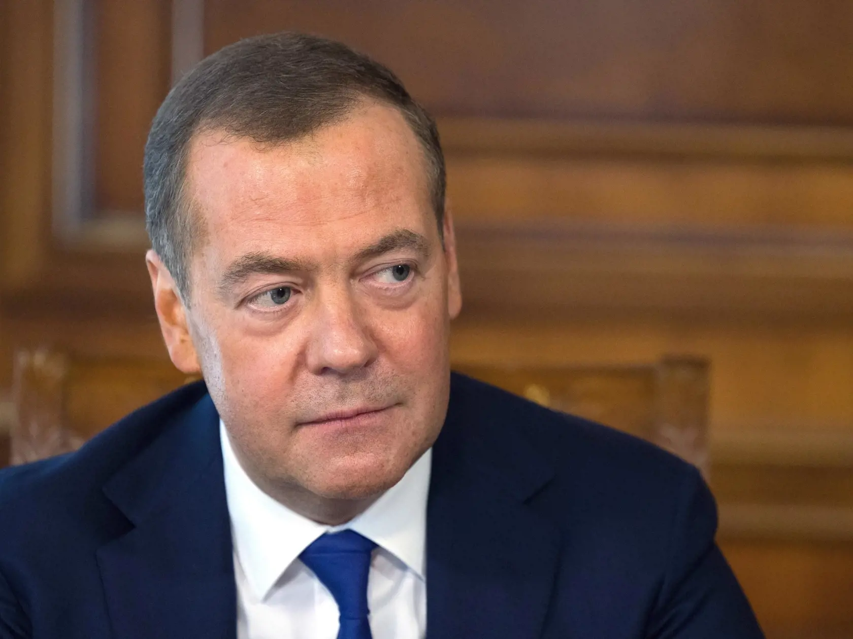 WA 56 Moskva - Bývalý ruský prezident a terajší podpredseda ruskej Rady bezpečnosti Dmitrij Medvedev odpovedá na otázky ruských novinárov v Moskve vo štvrtok 23. marca 2023. Rusko chce tento rok vyrobiť 1500 tankov, ktoré chce použiť v bojoch na Ukrajine. V rozhovore zverejnenom vo štvrtok to povedal Medvedev. FOTO TASR/AP


Russian Security Council Deputy Chairman and the head of the United Russia party Dmitry Medvedev speaks to the Russian media at the Gorki state residence, outside Moscow, Ru