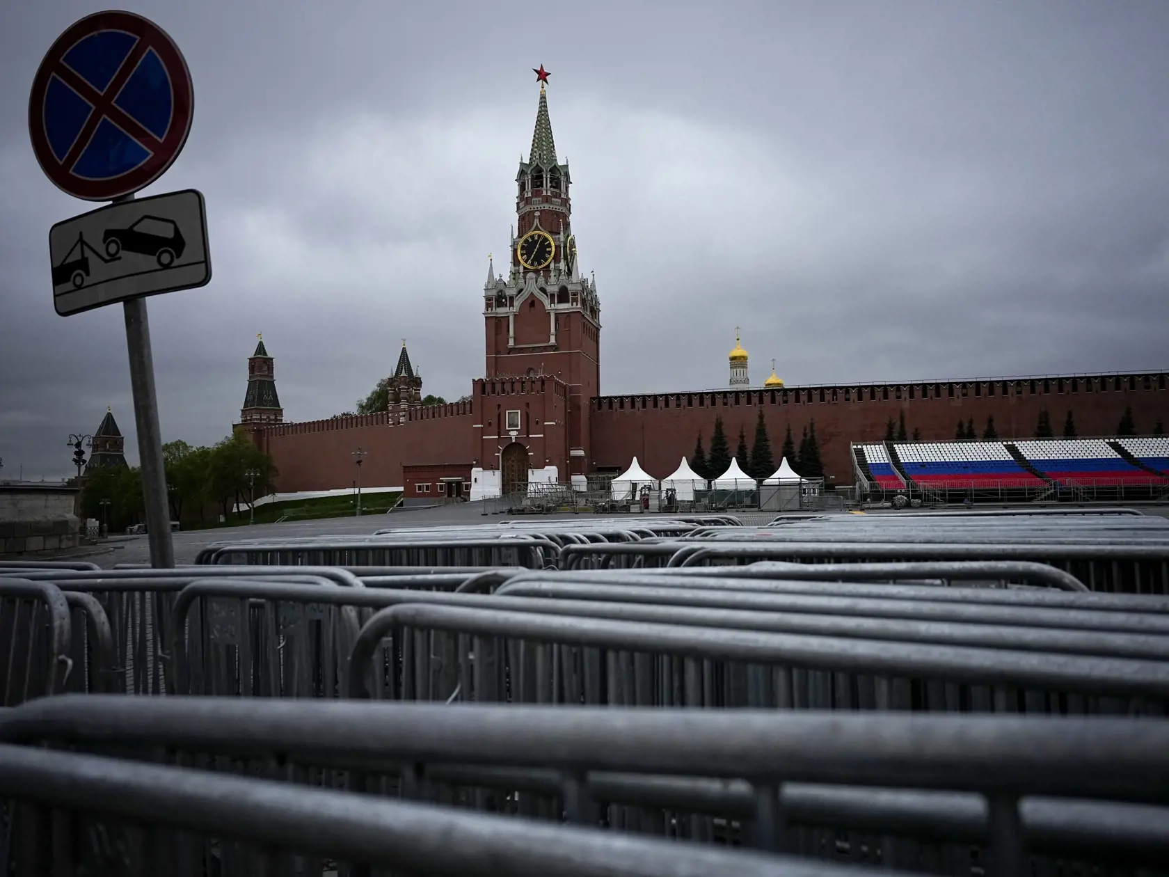 Wa 65 archív Moskva - Na archívnej snímke z 28. apríla 2023 prázdne Červené námestie v Moskve pred nácvikom vojenskej prehliadky pri príležitosti Dňa víťazstva. Moskva v stredu 3. mája 2023 oznámila, že zostrelila dve ukrajinské bezpilotné lietadlá, ktoré mierili na Kremeľ. Rusko podľa AFP zároveň obvinilo Kyjev z pokusu o atentát na ruského prezidenta Vladimira Putina. FOTO TASR/AP 


FILE - A view of the empty Red Square closed for Victory Parade preparation with the Spasskaya Tower and the Kr
