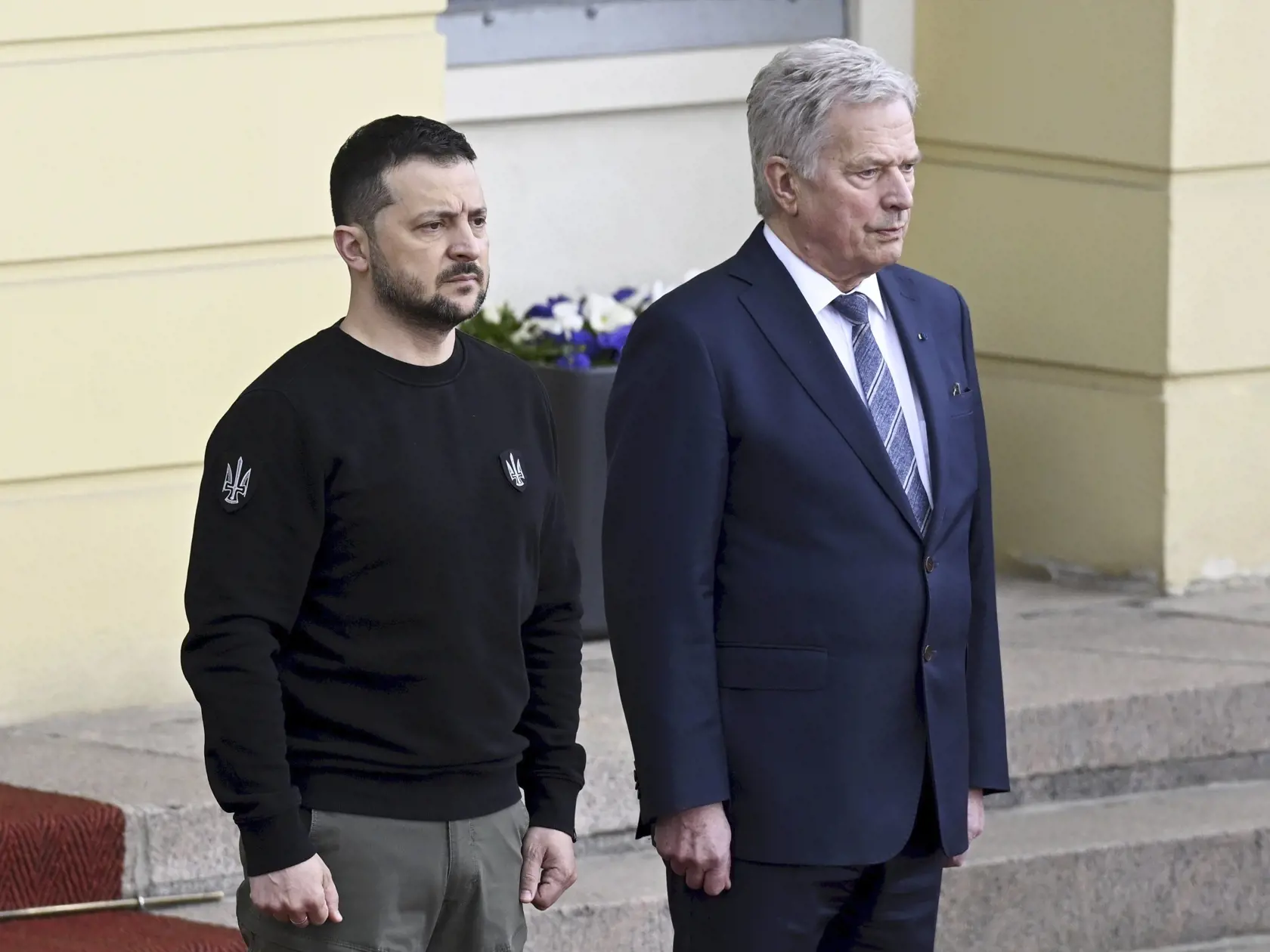 WA 51 Helsinki - Ukrajinský prezident Volodymyr Zelenskyj (vľavo) a fínsky prezident Sauli Niinistö pózujú počas uvítacej ceremónie v Helsinkách v stredu 3. mája 2023. Zelenskyj pricestoval v stredu do fínskeho hlavného mesta, kde sa zúčastní na jednodňovom summite severských krajín. Zelenskyj sa stretne s fínskym prezidentom Saulim Niinistöm a premiérmi štyroch ďalších severských krajín a budú hovoriť o podpore Ukrajiny. Na stretnutí v prezidentskom paláci sa zúčastní okrem Niinista aj švédsky 