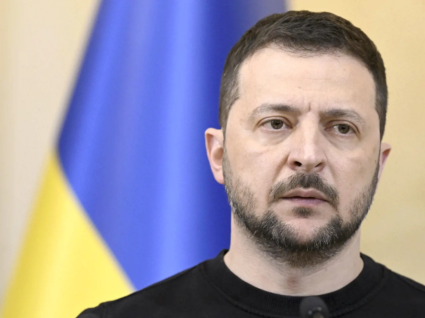 WA 61 Helsinki - Ukrajinský prezident Volodymyr Zelenskyj počúva fínskeho prezidenta Sauliho Niinistöa počas spoločnej tlačovej konferencie v Helsinkách v stredu 3. mája 2023. Zelenskyj pricestoval v stredu do fínskeho hlavného mesta, kde sa zúčastní na jednodňovom summite severských krajín. Zelenskyj sa stretne s fínskym prezidentom Saulim Niinistöm a premiérmi štyroch ďalších severských krajín a budú hovoriť o podpore Ukrajiny. Na stretnutí v prezidentskom paláci sa zúčastní okrem Niinista aj 