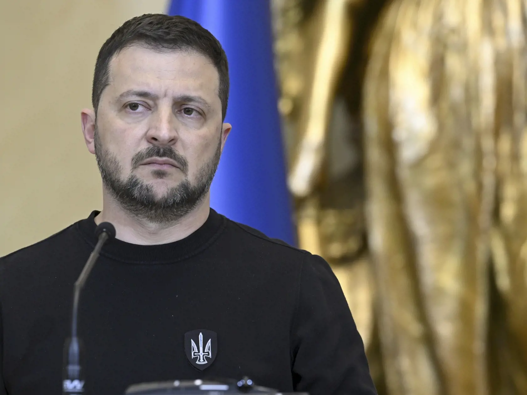 KK24 Helsinki - Ukrajinský prezident Volodymyr Zelenskyj počas tlačovej konferencie v rámci jednodňového summitu piatich severských krajín a Ukrajiny v Helsinkách v stredu 3. mája 2023. FOTO TASR/AP 
Ukrainian President Volodymyr Zelenskyy reacts during a press conference of the Nordic-Ukrainian Summit at the Presidential Palace in Helsinki, Finland, Wednesday May 3, 2023. Zelenskyy is in the Finnish capital, Helsinki, for a one-day Nordic summit. (Heikki Saukkomaa/Lehtikuva via AP)