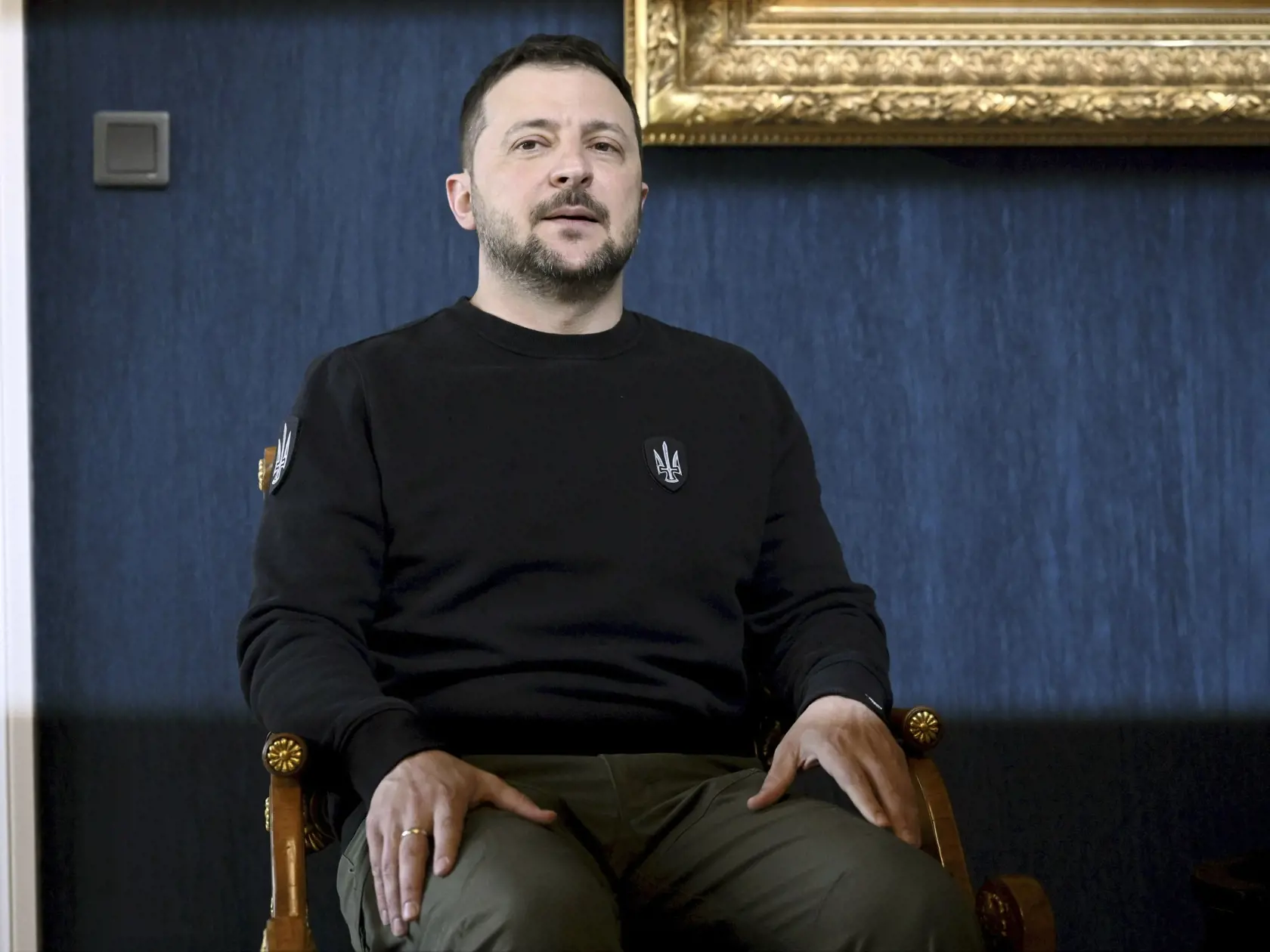 WA 53 Helsinki - Ukrajinský prezident Volodymyr Zelenskyj sedí počas stretnutia s fínskym prezidentom Saulim Niinistöm v Helsinkách v stredu 3. mája 2023. Zelenskyj pricestoval v stredu do fínskeho hlavného mesta, kde sa zúčastní na jednodňovom summite severských krajín. Zelenskyj sa stretne s fínskym prezidentom Saulim Niinistöm a premiérmi štyroch ďalších severských krajín a budú hovoriť o podpore Ukrajiny. Na stretnutí v prezidentskom paláci sa zúčastní okrem Niinista aj švédsky premiér Ulf K