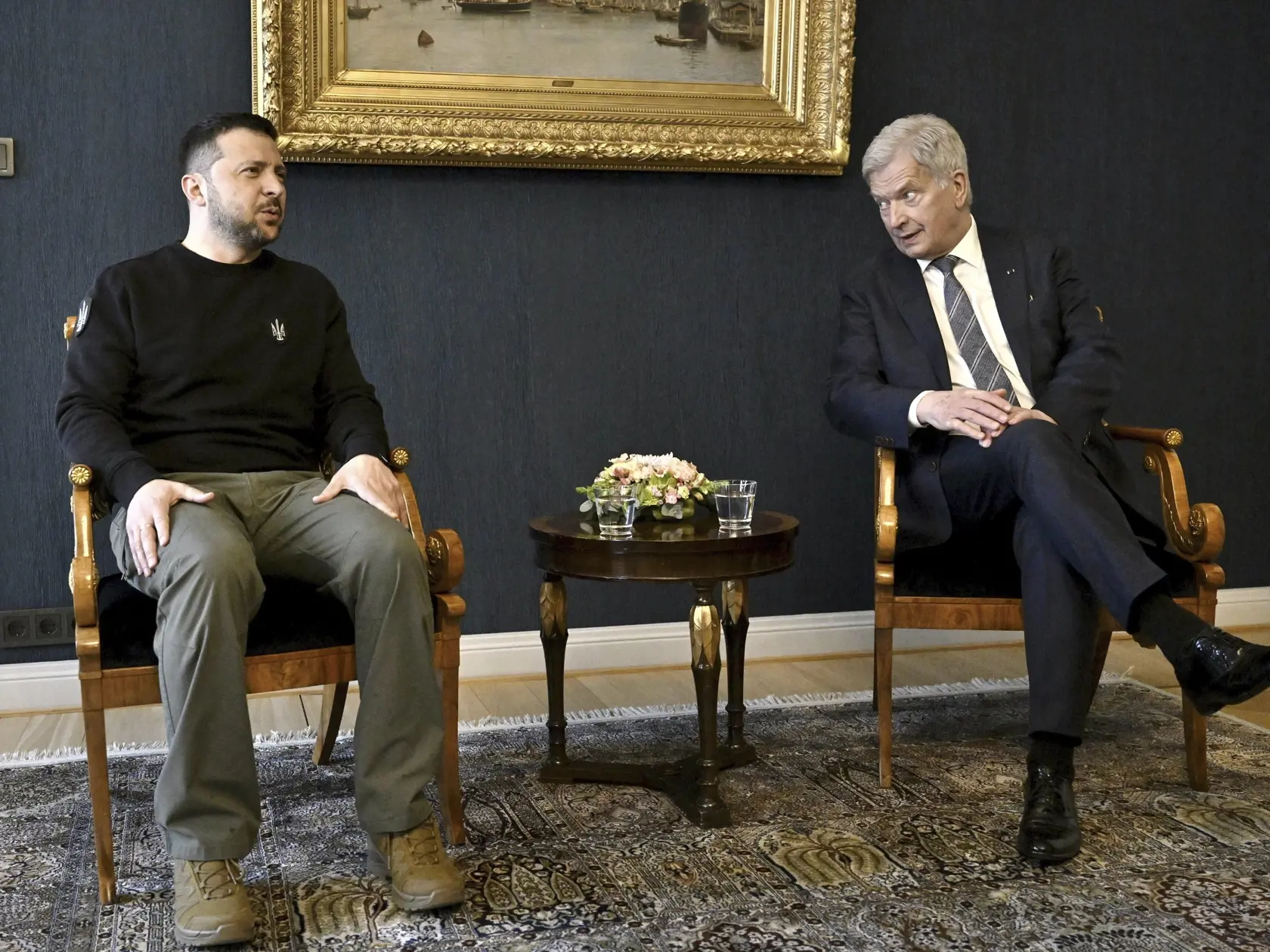 WA 62 Helsinki - Ukrajinský prezident Volodymyr Zelenskyj (vľavo) a fínsky prezident Sauli Niinistö diskutujú počas stretnutia v Helsinkách v stredu 3. mája 2023. Zelenskyj pricestoval v stredu do fínskeho hlavného mesta, kde sa zúčastní na jednodňovom summite severských krajín. Zelenskyj sa stretne s fínskym prezidentom Saulim Niinistöm a premiérmi štyroch ďalších severských krajín a budú hovoriť o podpore Ukrajiny. Na stretnutí v prezidentskom paláci sa zúčastní okrem Niinista aj švédsky premi