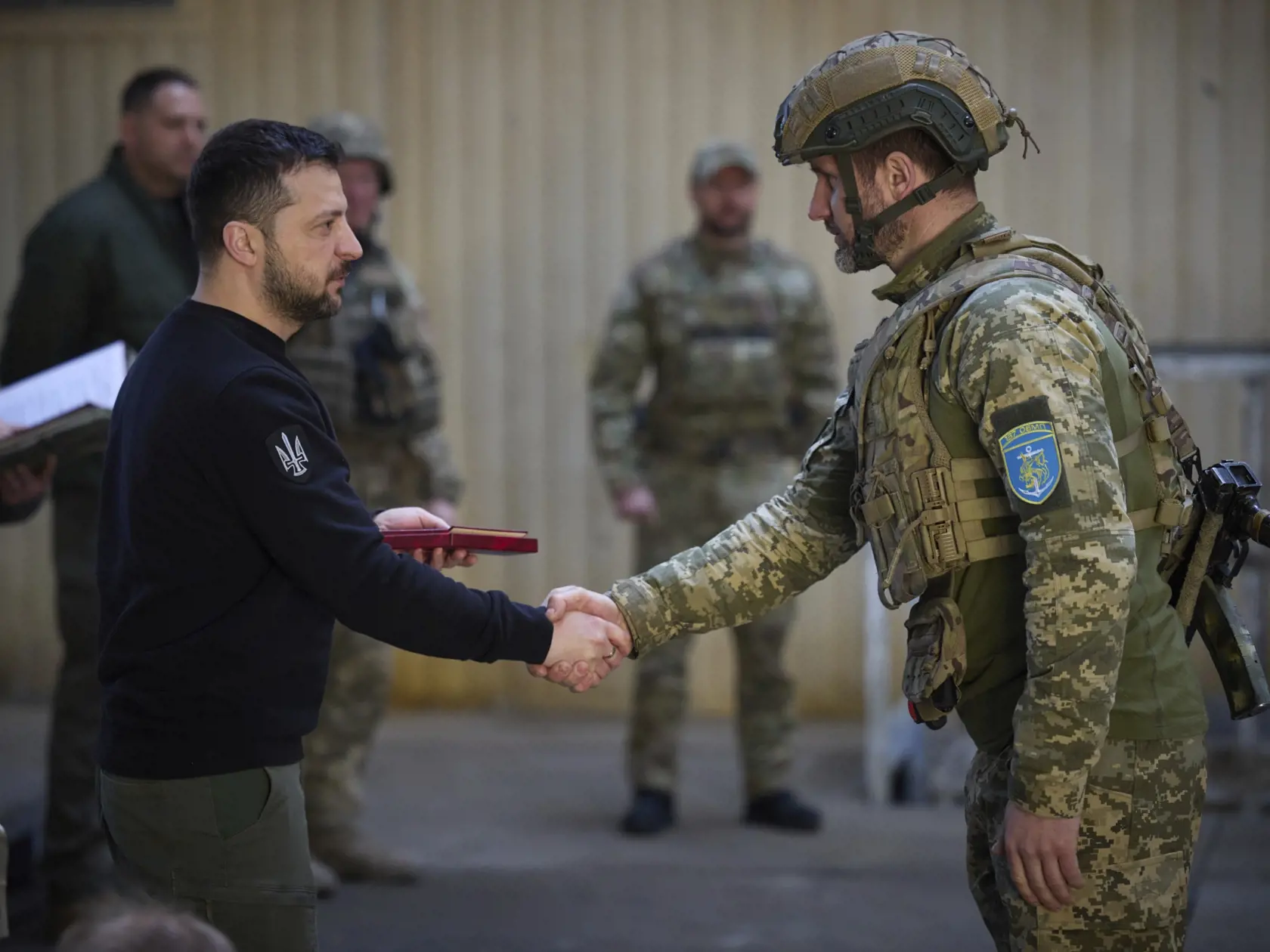 KK14 Avdijivka - Na snímke ukrajinský prezident Volodymyr Zelenskyj podáva ruku vojakovi počas udelenia vyznamenania v meste Avdijivka na východe Ukrajiny 18. apríla 2023. FOTO TASR/AP
In this photo provided by the Ukrainian Presidential Press Office, Ukrainian president Volodymyr Zelenskyy shake hands with a soldier during an awarding ceremony at a position in Avdiivka, Donetsk region, Ukraine, Tuesday, April 18, 2023. (Ukrainian Presidential Press Office via AP)