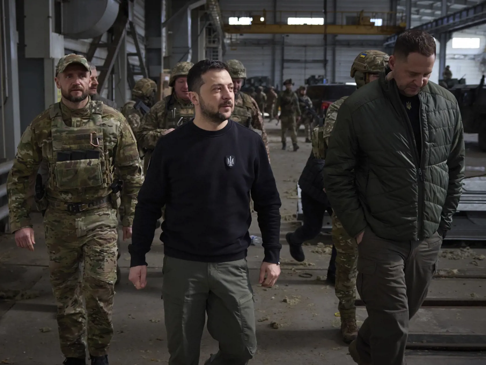 KK15 Avdijivka - Na snímke ukrajinský prezident Volodymyr Zelenskyj (uprostred) po udelení vyznamenaní vojakom v meste Avdijivka na východe Ukrajiny 18. apríla 2023. FOTO TASR/AP
In this photo provided by the Ukrainian Presidential Press Office, Ukrainian President Volodymyr Zelenskyy, center, and Head of the Presidential Office Andriy Yermak are followed by soldiers after an awarding ceremony at a position in Avdiivka, Donetsk region, Ukraine, Tuesday, April 18, 2023. (Ukrainian Presidential Pr