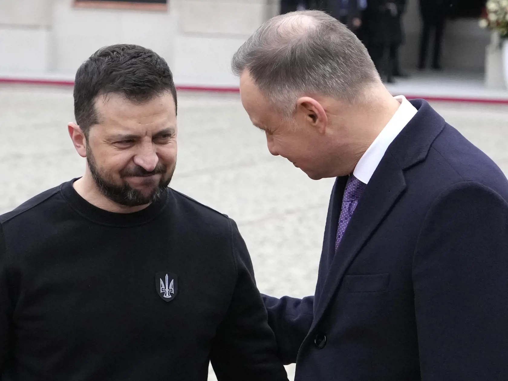 WA 46 Varšava - Poľský prezident Andrzej Duda (vpravo) a ukrajinský prezident Volodymyr Zelenskij počas uvítacej ceremónie pred prezidentským palácom vo Varšave v stredu 5. apríla 2023. Ukrajinský prezident je na návšteve Poľska na pozvanie Dudu. Ide o jeho prvú oficiálnu návštevu Poľska od začiatku invázie. Doteraz tam bol len počas tajných pracovných návštev cestou z alebo do iných krajín. FOTO TASR/AP


Poland's President Andrzej Duda, right, welcomes Ukrainian President Volodymyr Zelenskyy a
