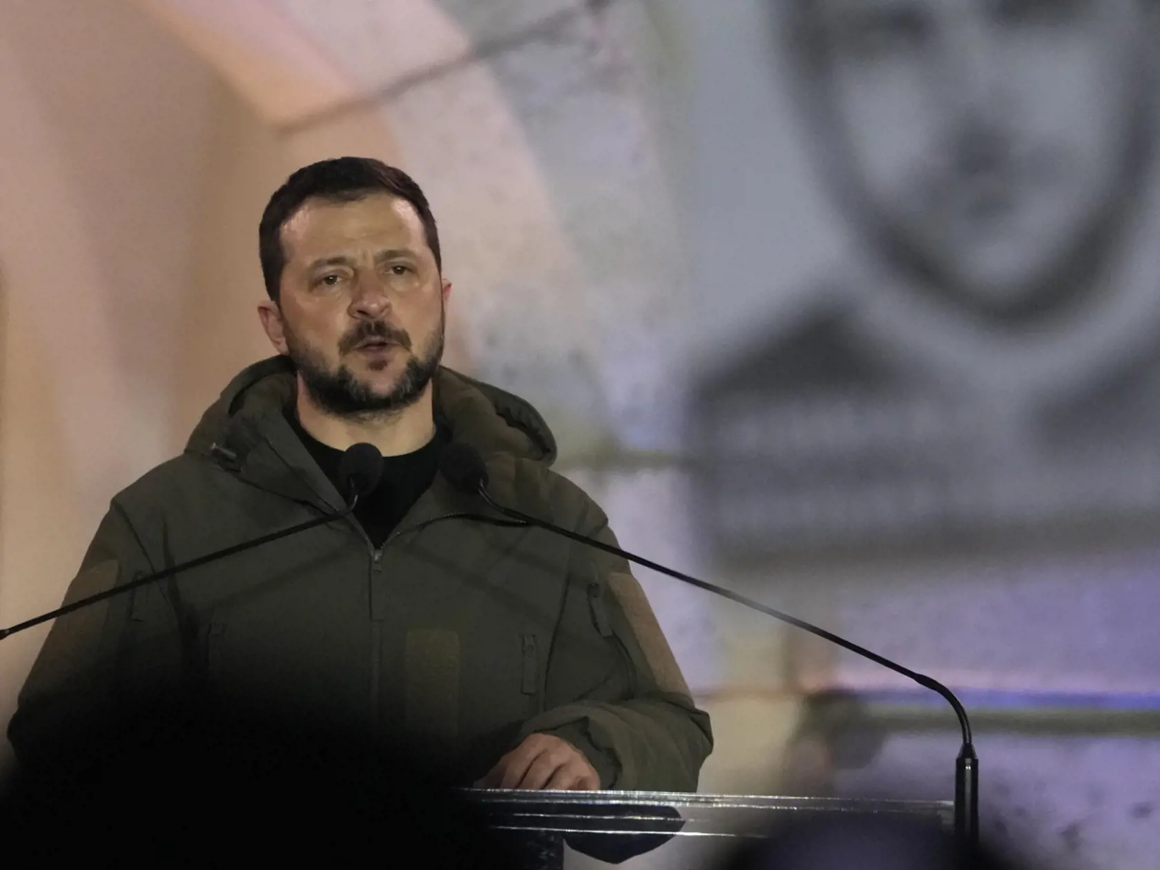 WA 15 Varšava - Ukrajinský prezident Volodymyr Zelenskij vystupuje počas prejavu pred varšavským Kráľovským hradom, kde absolvoval stretnutie s ukrajinskými vojnovými utečencami vo Varšave v stredu 5. apríla 2023. Ukrajinský prezident je na návšteve Poľska na pozvanie Dudu. Ide o jeho prvú oficiálnu návštevu Poľska od začiatku invázie. Doteraz tam bol len počas tajných pracovných návštev cestou z alebo do iných krajín. FOTO TASR/AP


Ukrainian President Volodymyr Zelenskyy holds a speech during 