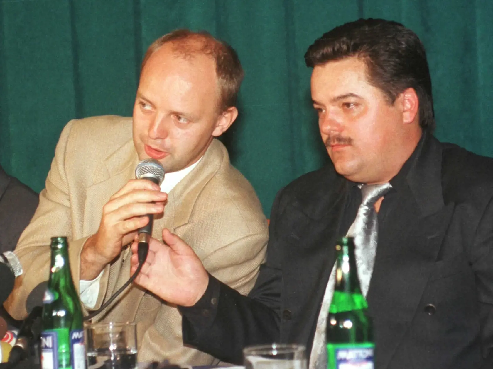 Zmenky televízie Markíza vznikli podľa oboch obžalovaných ešte v júni 2000, kedy ich vtedajší majiteľ televízie Markíza Pavol Rusko (vľavo) podpísal. Predchádzal tomu vraj spor o Markízu medzi ním a Marianom Kočnerom (vpravo) z roku 1998, ktorý nakoniec skončil podpísaním zmeniek. Rusko ich mal podpísať tak, že ak nebude mať on ako osoba peniaze, tak dlžobu vyplatí Markíza bez ohľadu na to, kto bude jej majiteľom.