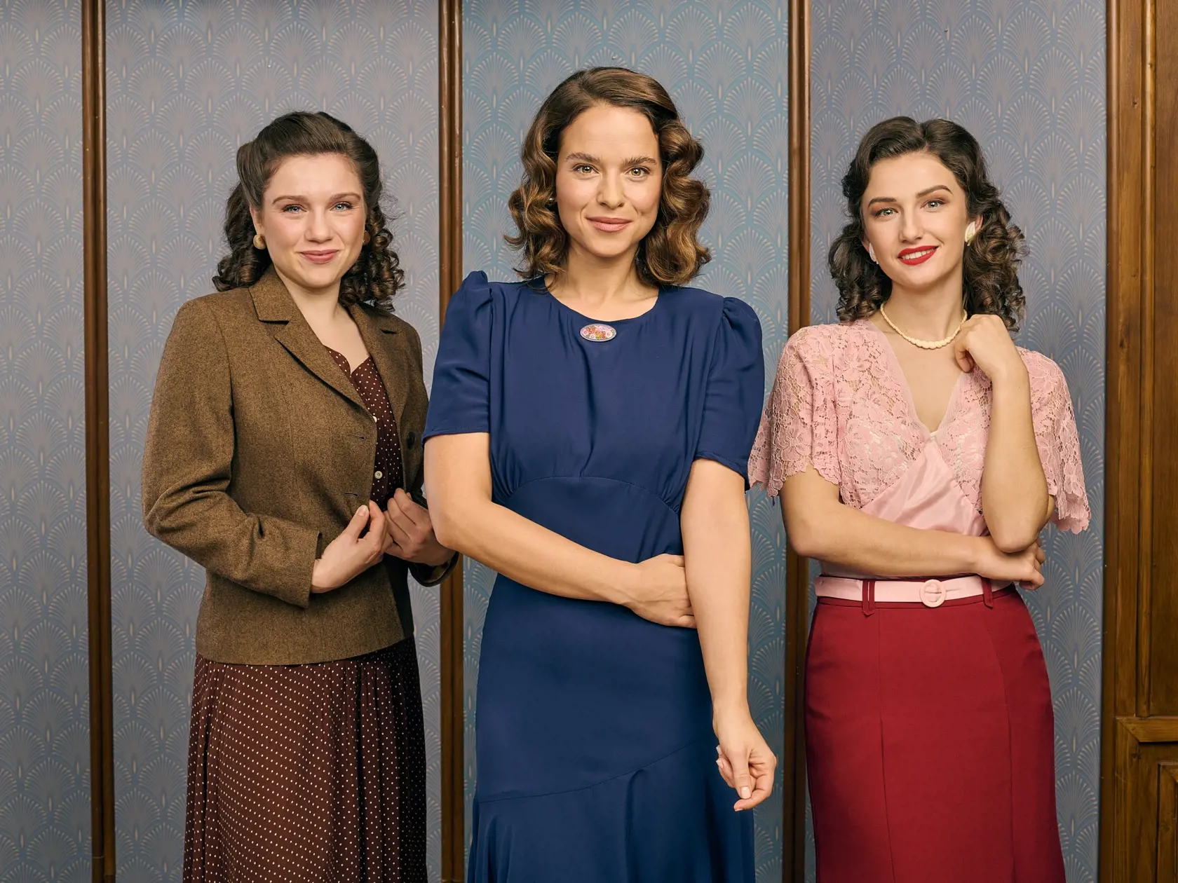 "Slovenské predavačky" z obchodného domu Dunaj. Na snímke Alenka (Lesana Krausková), Klára (Kristína Svarinská) a Eva (Petra Dubayová).