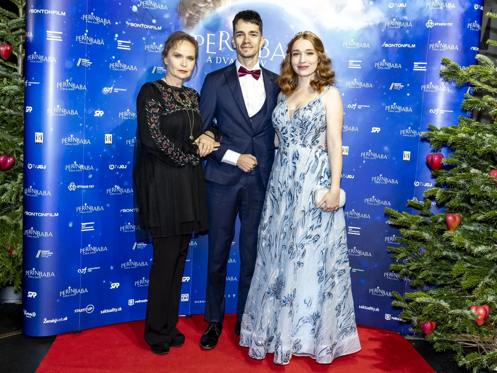 Premiéra filmu Perinbaba a Dva svety. Na snímke je Petra Vančíková-Kolevská, Valéria Frištik a Lukáš Frlajs. 