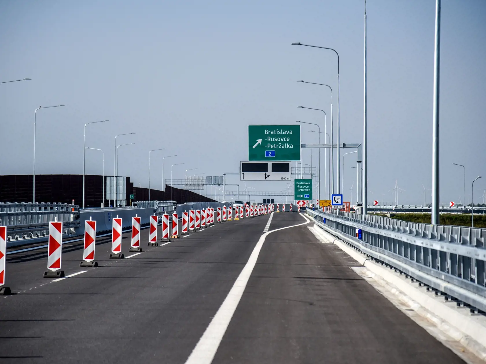Na snímke je nájazd pre cyklistov na Lužný most z Petržalky, ktorý je súčasťou 4,3 km dlhého úseku diaľnice D4 medzi križovatkami Bratislava - Petržalka a Bratislava - Juh počas oficiálneho otvorenia.