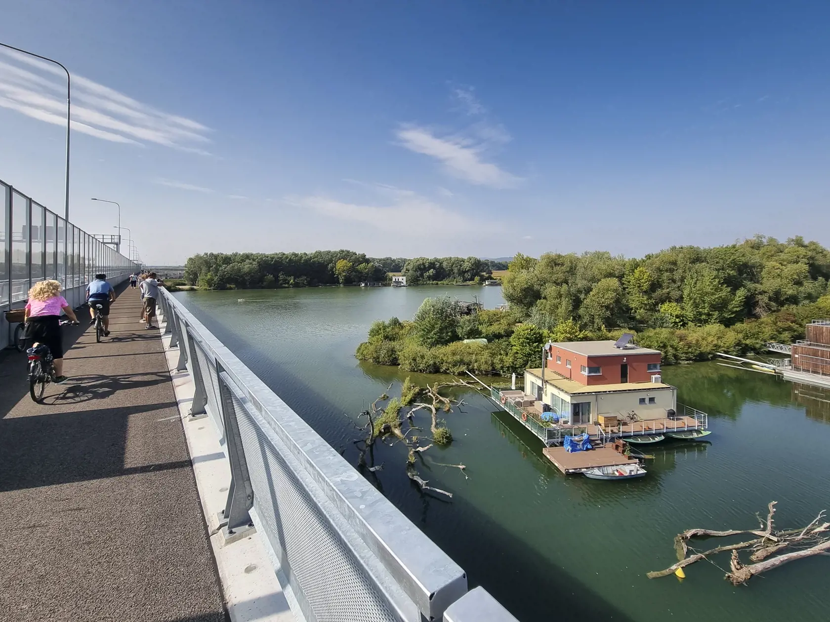 Na snímke je cyklocesta na Lužný most, ktorý je súčasťou 4,3 km dlhého úseku diaľnice D4 medzi križovatkami Bratislava - Petržalka a Bratislava - Juh počas oficiálneho otvorenia.