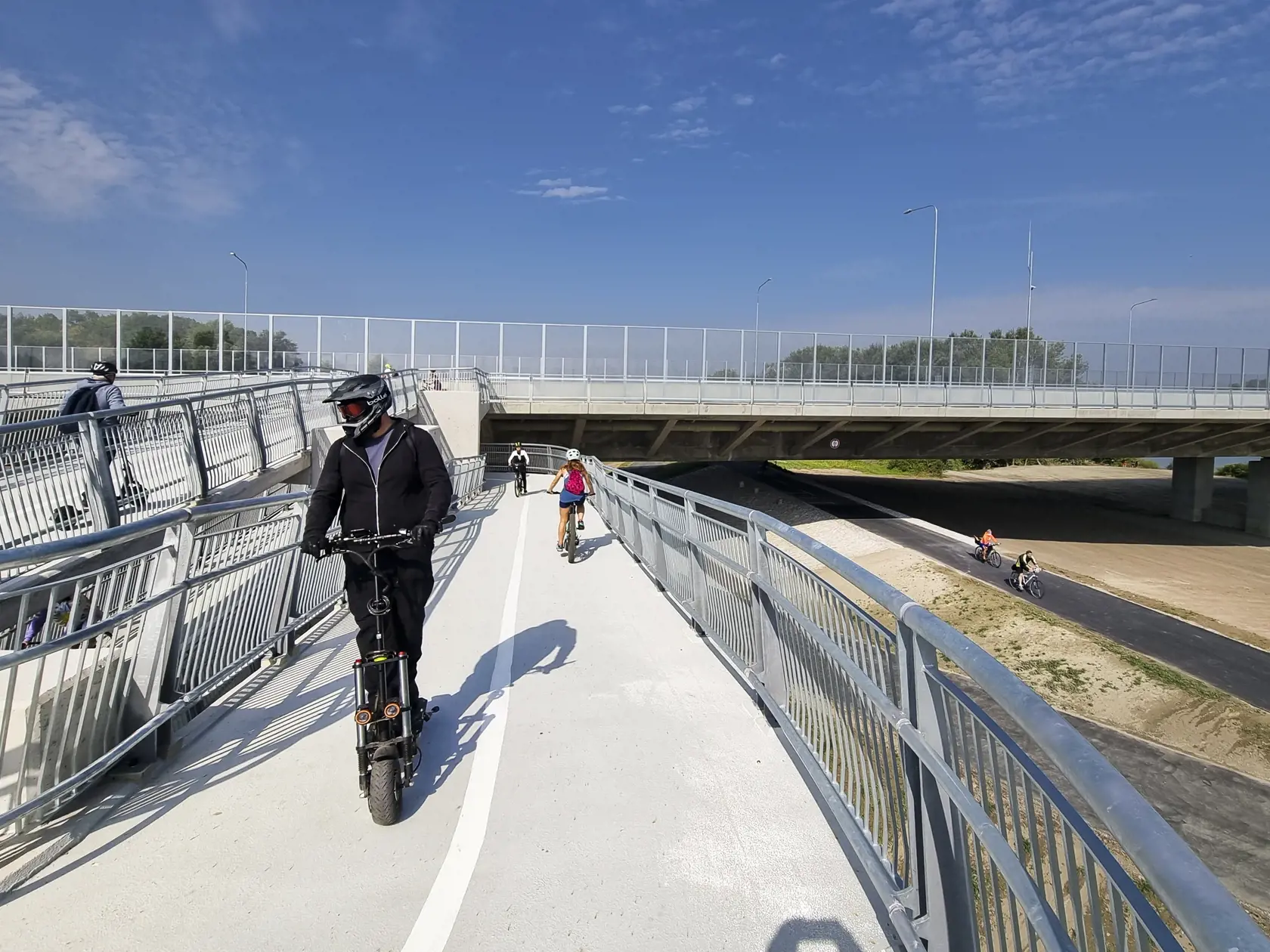 Na snímke je nájazd pre cyklistov na Lužný most z Petržalky, ktorý je súčasťou 4,3 km dlhého úseku diaľnice D4 medzi križovatkami Bratislava - Petržalka a Bratislava - Juh počas oficiálneho otvorenia.