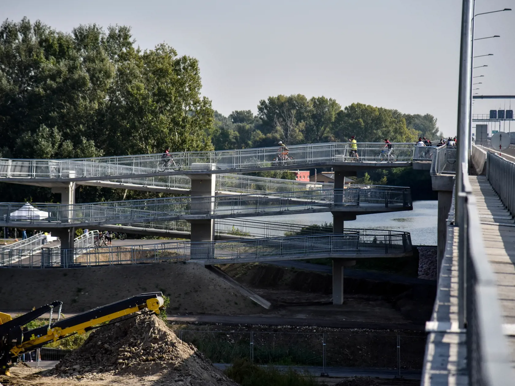 Na snímke je cesta pre chodcov a cyklistov na Lužnom moste, ktorý je súčasťou 4,3 km dlhého úseku diaľnice D4 medzi križovatkami Bratislava - Petržalka a Bratislava - Juh počas oficiálneho otvorenia v Bratislave.