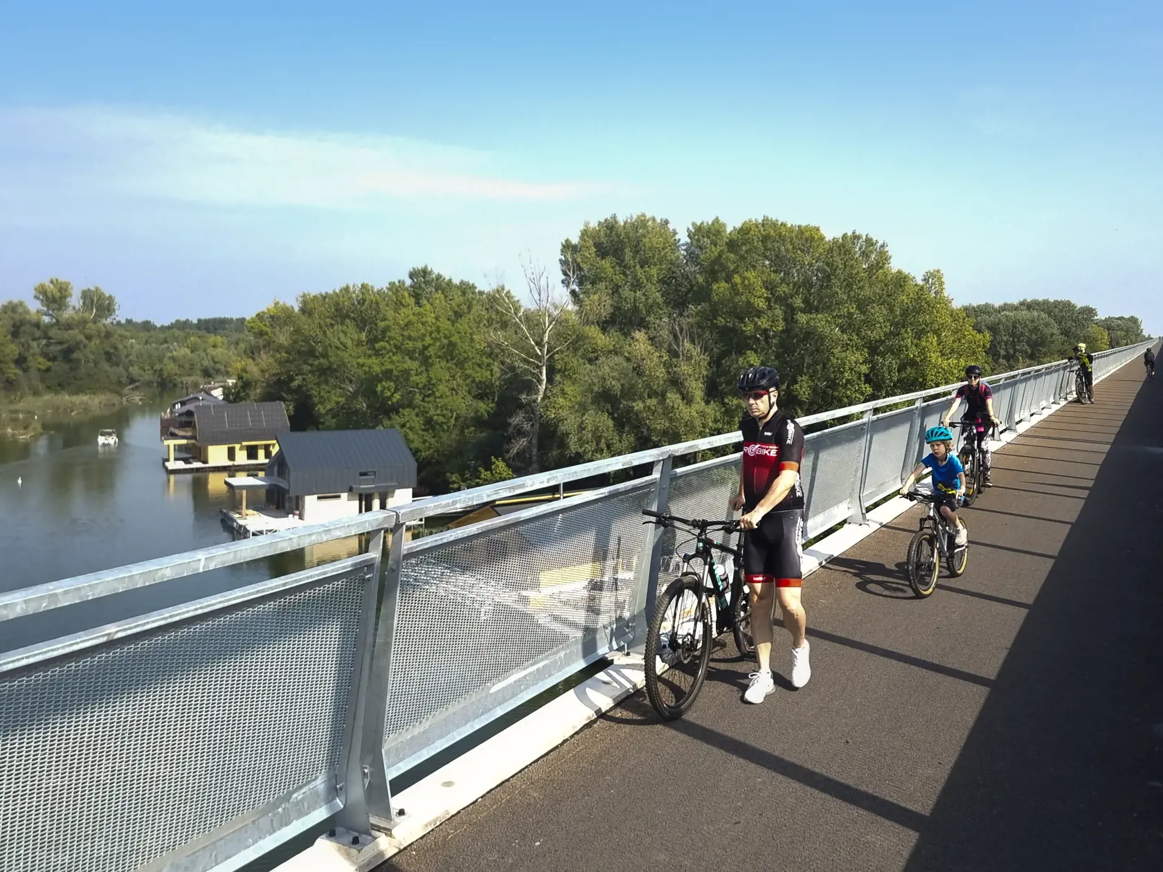 Na snímke je cyklocesta na Lužný most, ktorý je súčasťou 4,3 km dlhého úseku diaľnice D4 medzi križovatkami Bratislava - Petržalka a Bratislava - Juh počas oficiálneho otvorenia.