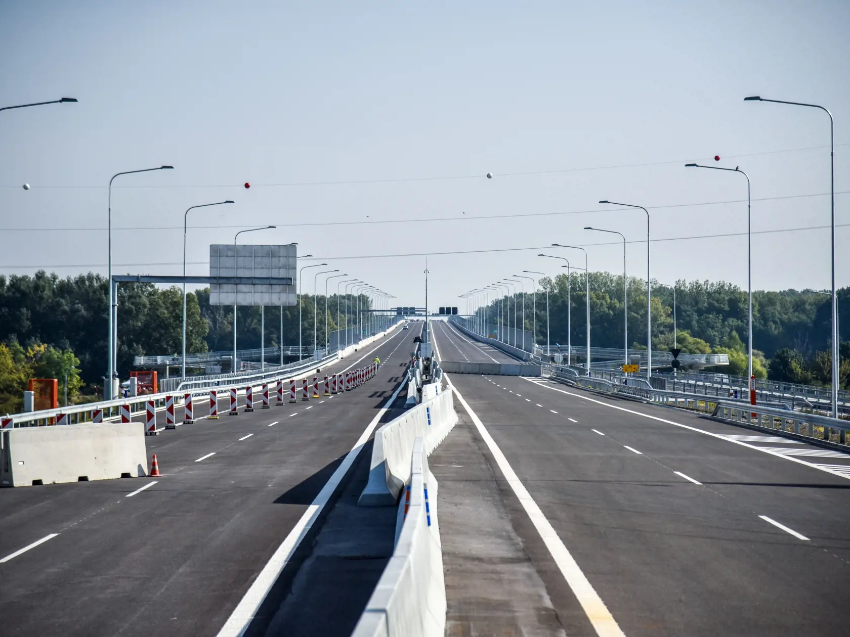 Na snímke je 4,3 km dlhý úsek diaľnice D4 medzi križovatkami Bratislava - Petržalka a Bratislava - Juh, ktorý zahŕňa Lužný most v deň oficiálneho otvorenia.