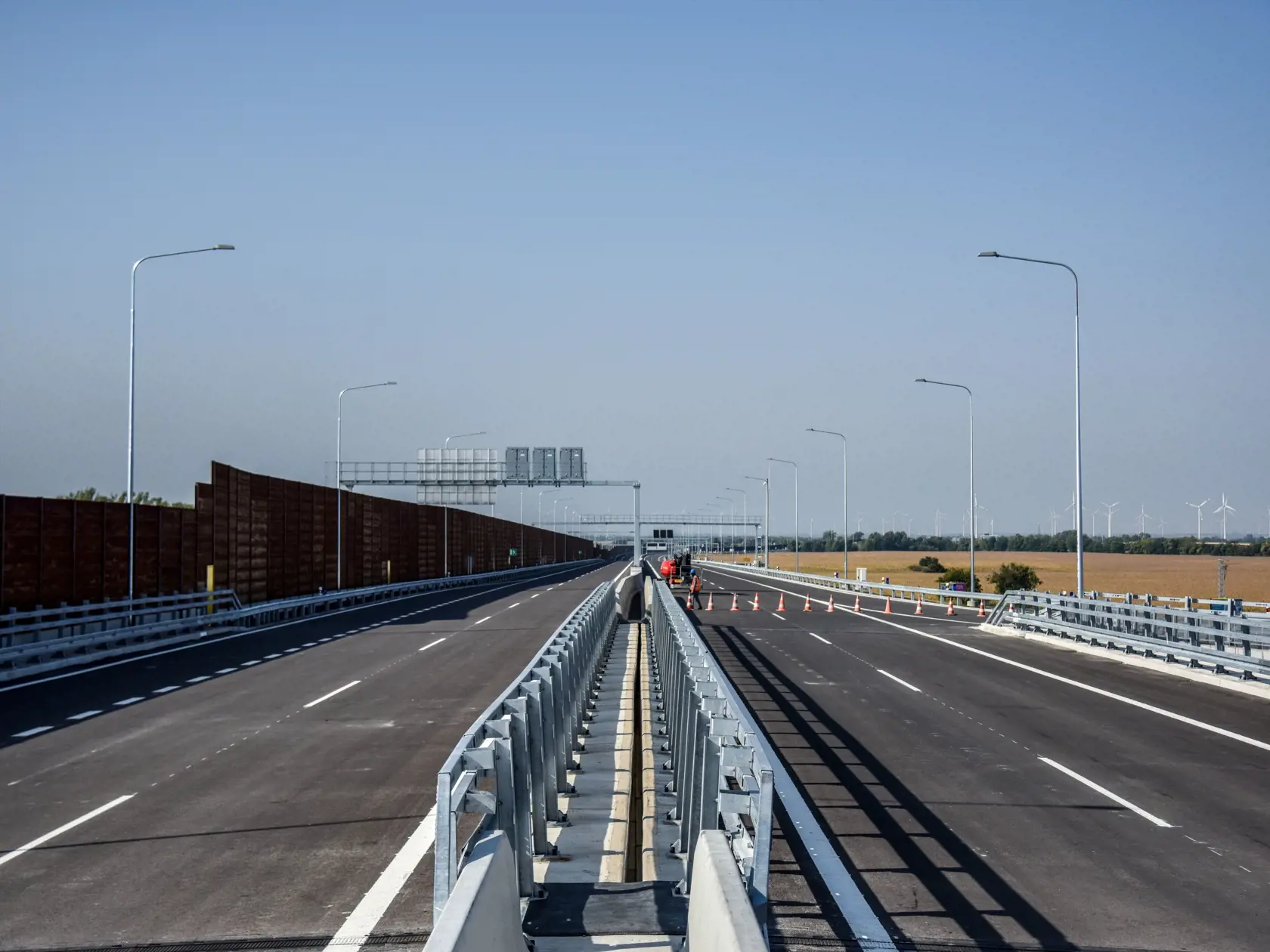 Na snímke je 4,3 km dlhý úsek diaľnice D4 medzi križovatkami Bratislava - Petržalka a Bratislava - Juh, ktorý zahŕňa Lužný most počas oficiálneho otvorenia v Bratislave.