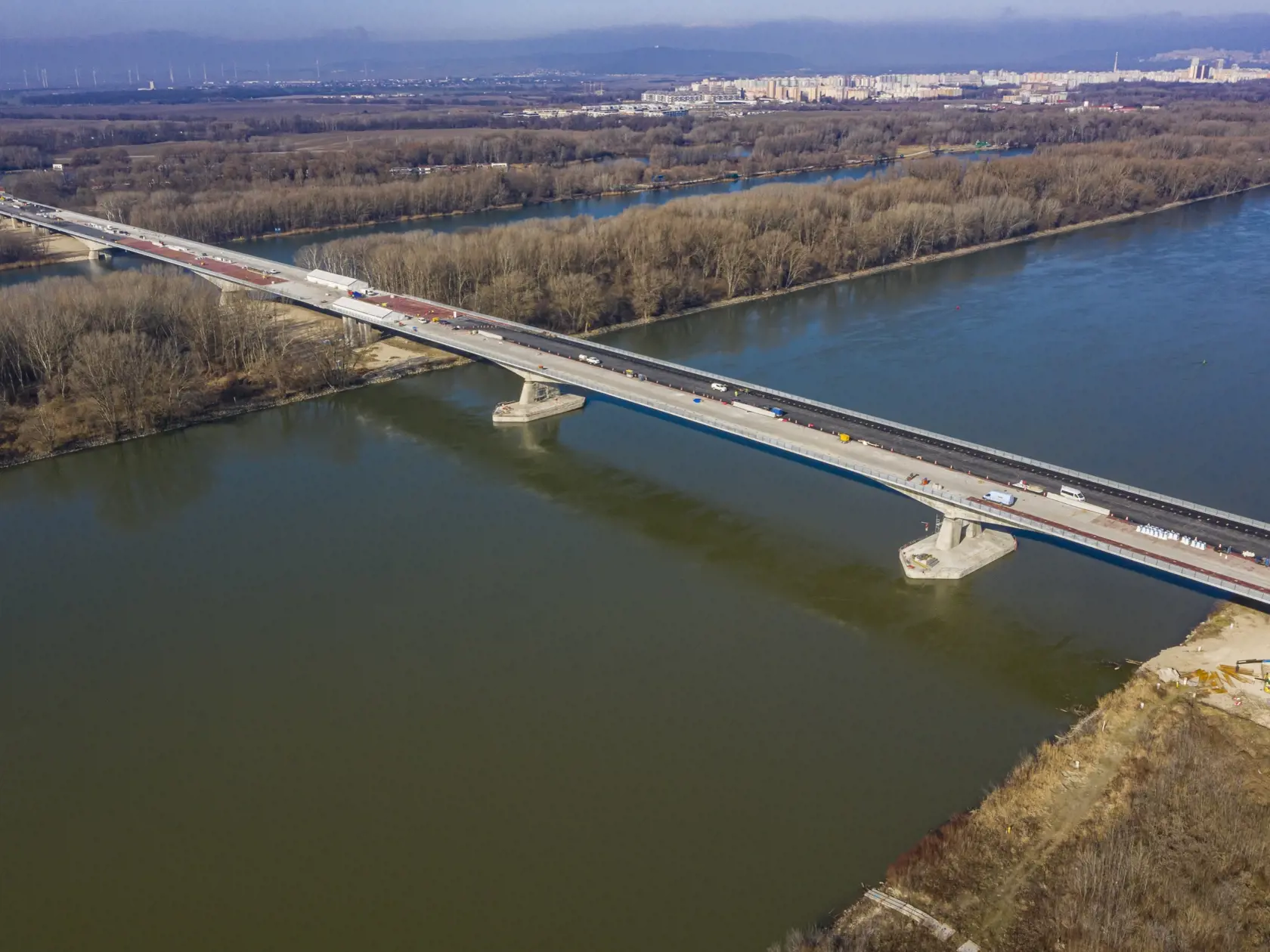 Na snímke je nový Lužný most cez rieku Dunaj, ktorý je súčasťou obchvatu Bratislavy a diaľnice D4. Prechod cez Dunaj v rámci D4 zahŕňa štyri navzájom spojené mosty.