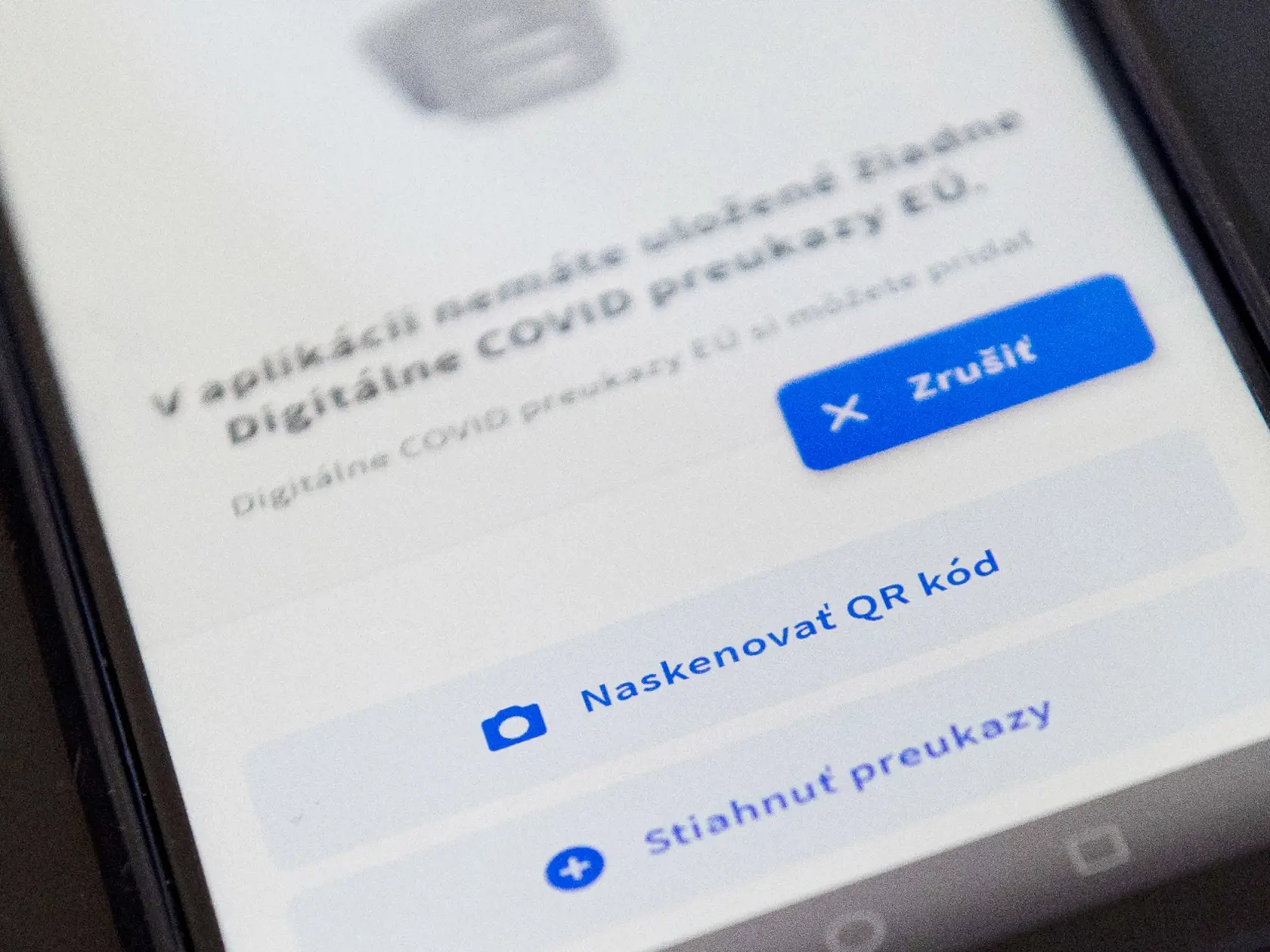 "Od cestujúcich, ktorí prilietajú do Španielska z krajín EÚ, sa už nevyžaduje formulár zdravotnej kontroly SpTH ani certifikát COVID-19," informuje rezort diplomacie.