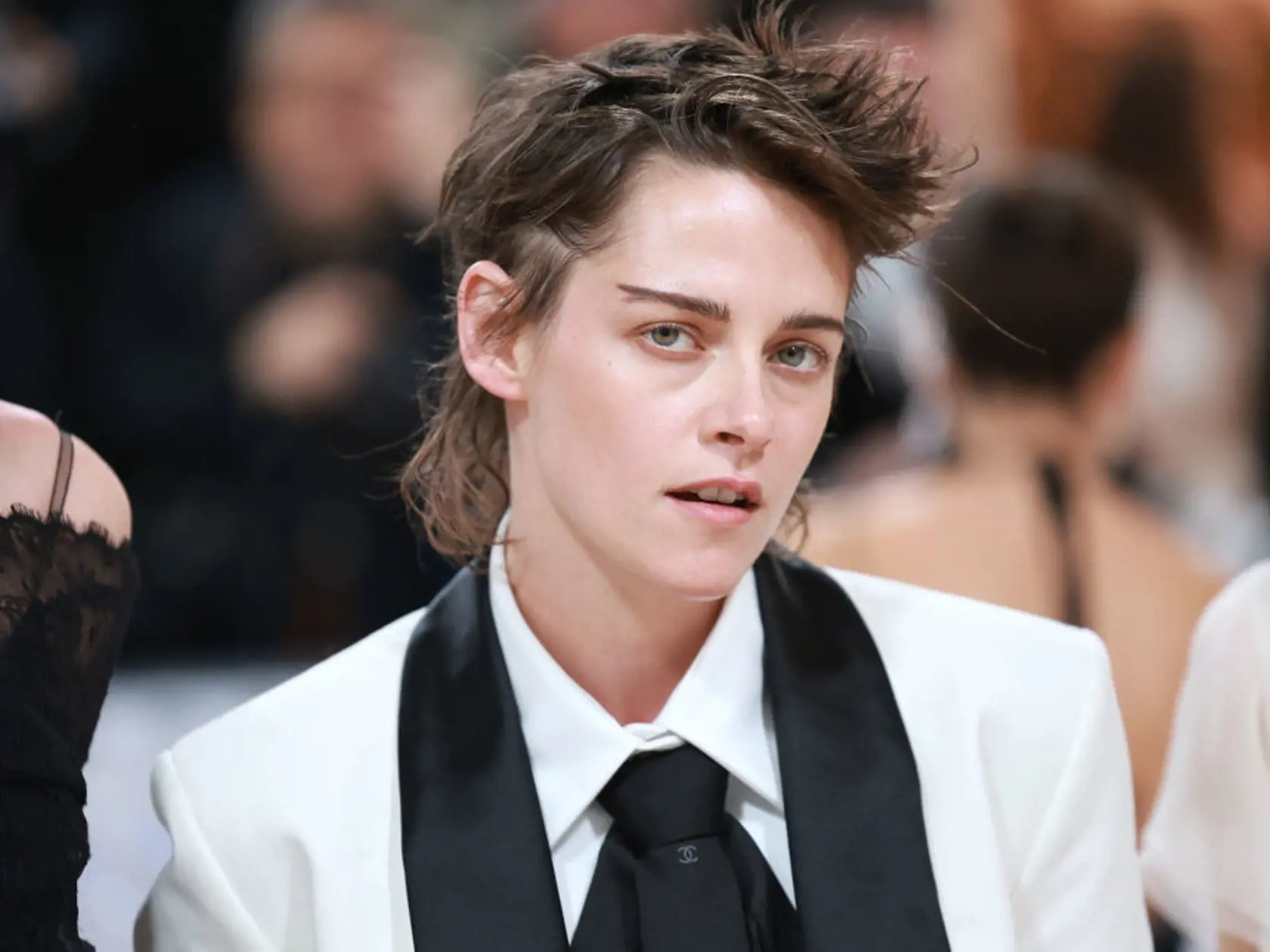 Kristen Stewart na Met Gala v obleku od Karla Lagerfelda