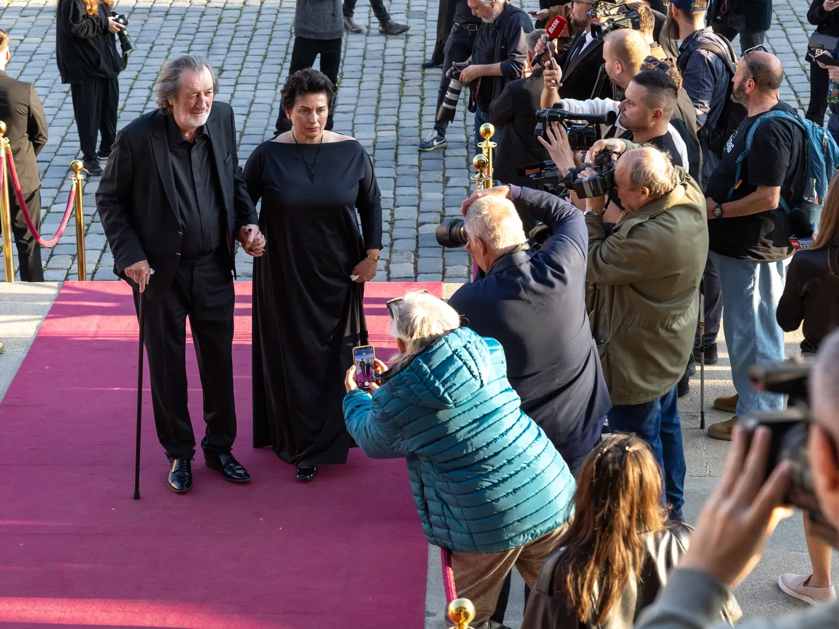 Rozlúčková párty na počesť zosnulého Jiřího Bartošku, legendárneho českého herca a prezidenta filmového festivalu v Karlových Varoch v pražskom Rudolfíne. Na snímke je Bolek Polívka s manželkou Marcelou.