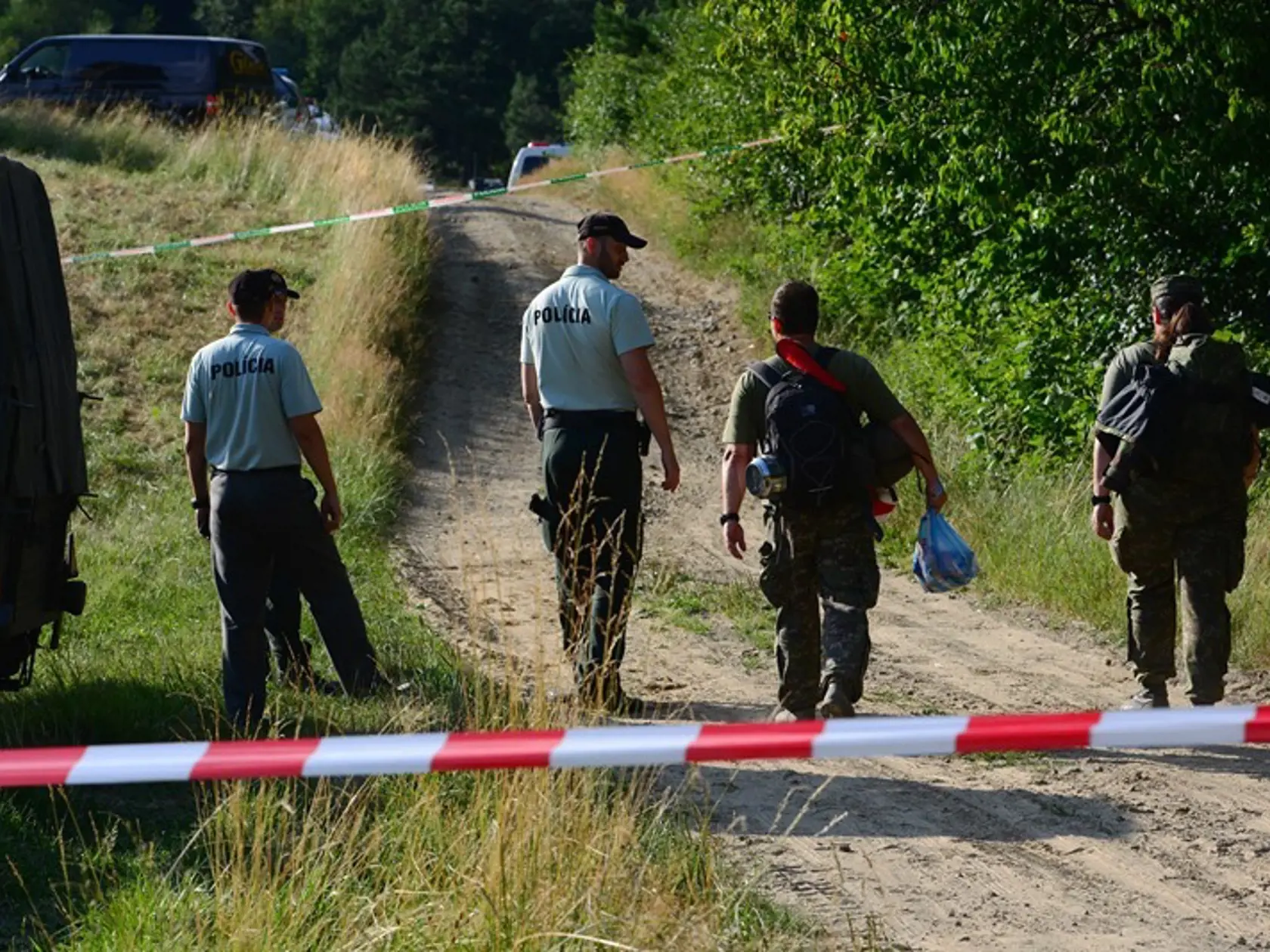 Policajti vyšetrujú na mieste havarovaného vojenského vrtuľníka.
