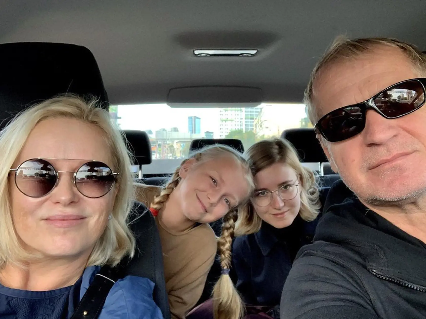 Čobejová s manželom a dcérami