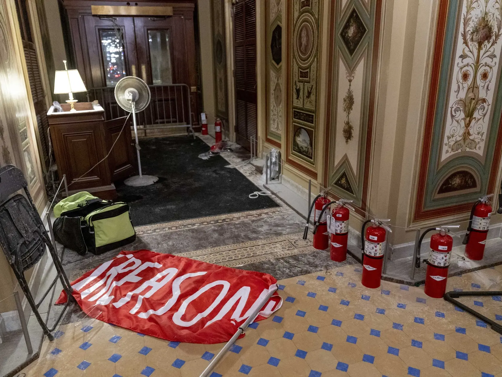 KK16 Washington - Na snímke vlajka s nápisom Zrada leží na zemi po vniknutí demonštrantov do budovy Kapitolu 6. januára 2021 vo Washingtone. Útok na americké sídlo Kongresu v hlavnom meste Washington si vyžiadal životy štyroch ľudí. Informovala o tom vo štvrtok agentúra Reuters s odvolaním sa na veliteľa tamojšej polície Roberta Conteeho. Jeho vyjadrenie prišlo po tom, čo stúpenci amerického prezidenta Donalda Trumpa zaútočili v stredu na Kapitol a prinútili kongresmanov prerušiť zasadnutie o po