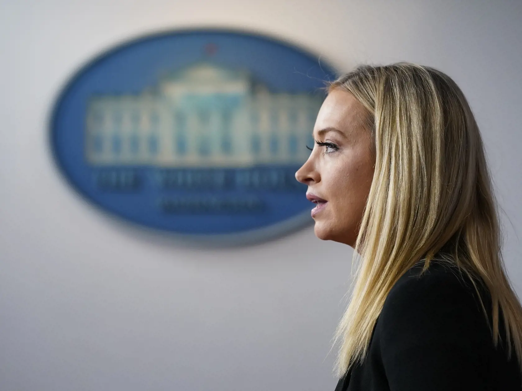 KK4 Washington - Hovorkyňa Bieleho domu Kayleigh McEnanyová hovorí počas tlačovej konferencie 7. januára 2021 vo Washingtone. Prezident USA Donald Trump čo najrozhodnejšie odsudzuje násilie, ktorého sa v stredu dopustili jeho podporovatelia, keď vtrhli do budovy Kongresu vo Washingtone. Podľa agentúry AFP to v noci na piatok vyhlásila Trumpova hovorkyňa Kayleigh McEnanyová. FOTO TASR/AP
White House press secretary Kayleigh McEnany speaks during a press briefing at the White House, Thursday, Jan.