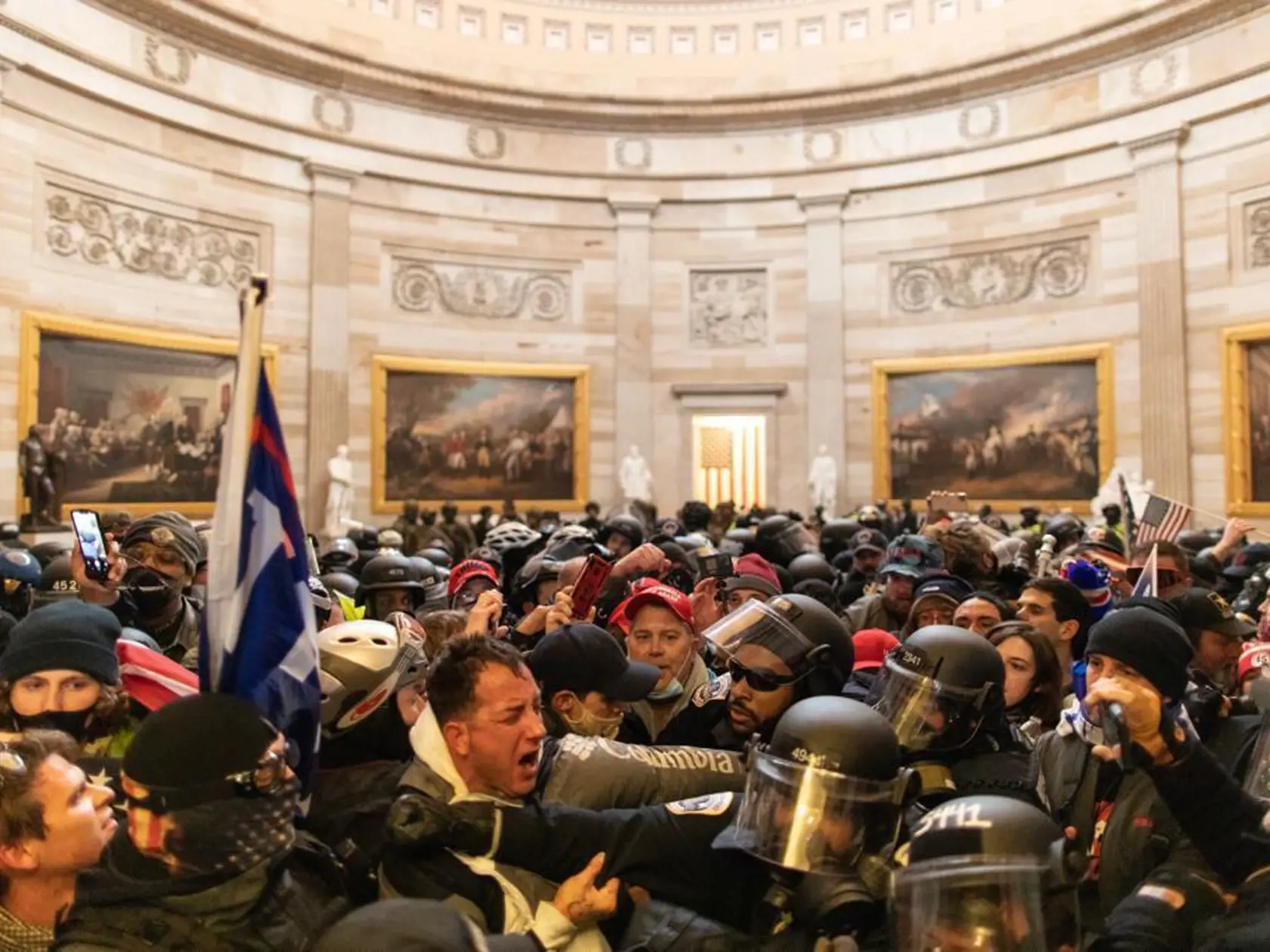 Stúpenci Trumpa vtrhli do Kapitolu.