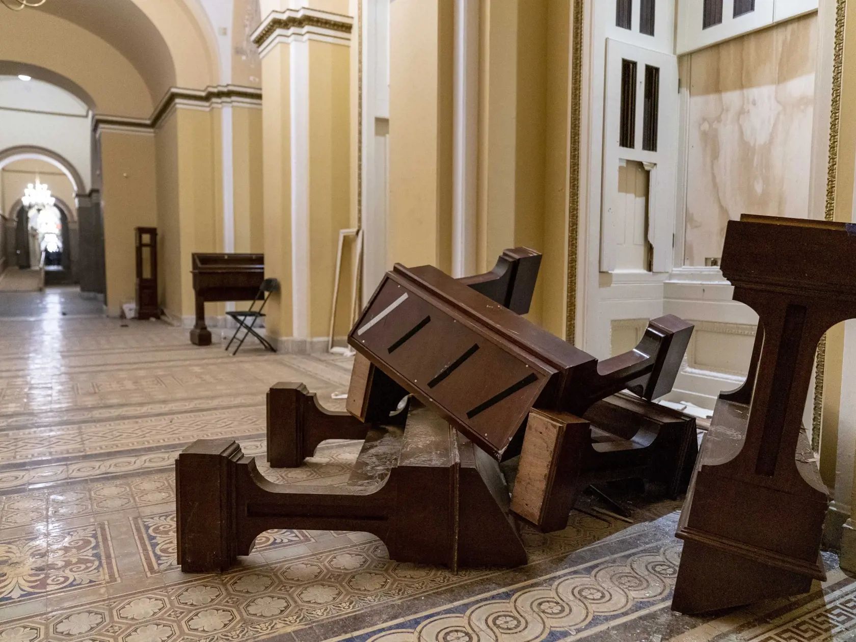 KK15 Washington - Na snímke poškodené predmety po vniknutí demonštrantov do budovy Kapitolu 6. januára 2021 vo Washingtone. Útok na americké sídlo Kongresu v hlavnom meste Washington si vyžiadal životy štyroch ľudí. Informovala o tom vo štvrtok agentúra Reuters s odvolaním sa na veliteľa tamojšej polície Roberta Conteeho. Jeho vyjadrenie prišlo po tom, čo stúpenci amerického prezidenta Donalda Trumpa zaútočili v stredu na Kapitol a prinútili kongresmanov prerušiť zasadnutie o potvrdení víťazstva