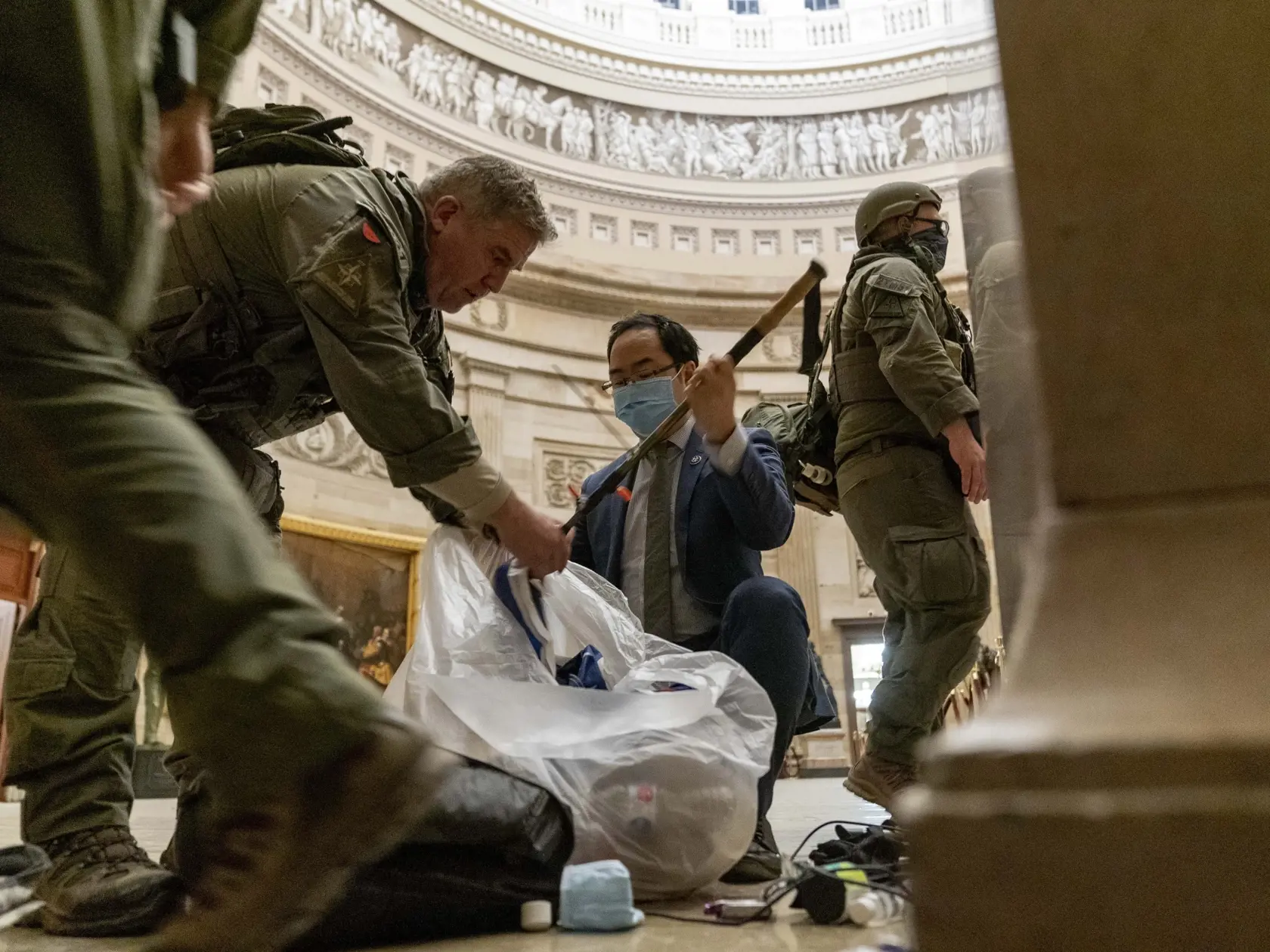 KK14 Washington - Republikán Andy Kim pomáha policajtom upratať veci po vniknutí demonštrantov do budovy Kapitolu 6. januára 2021 vo Washingtone. Útok na americké sídlo Kongresu v hlavnom meste Washington si vyžiadal životy štyroch ľudí. Informovala o tom vo štvrtok agentúra Reuters s odvolaním sa na veliteľa tamojšej polície Roberta Conteeho. Jeho vyjadrenie prišlo po tom, čo stúpenci amerického prezidenta Donalda Trumpa zaútočili v stredu na Kapitol a prinútili kongresmanov prerušiť zasadnutie