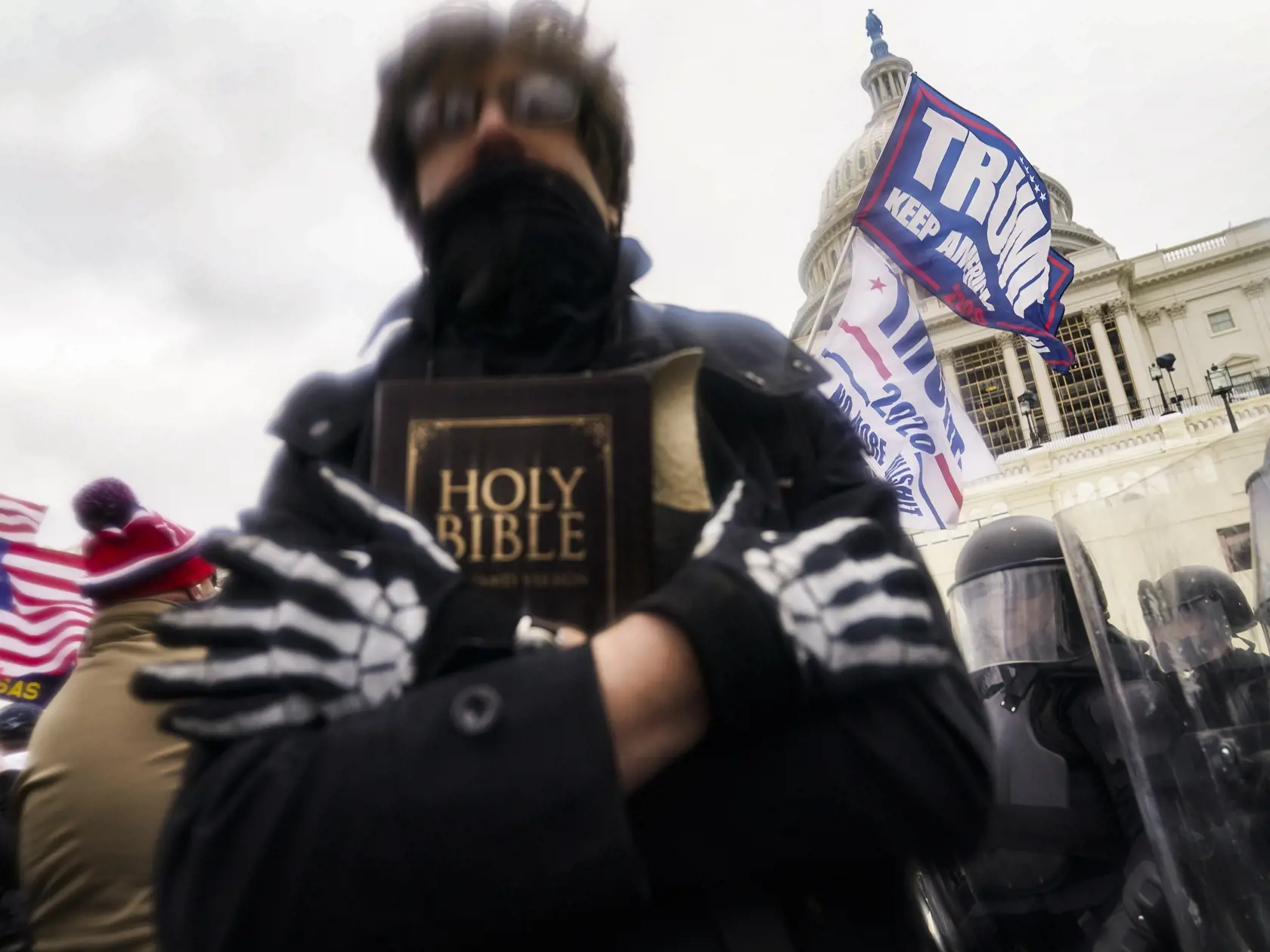 KK20 Washington - Na snímke stúpenci amerického prezidenta Donalda Trumpa pred budovou Kapitolu vo Washingtone 6. januára 2021. Počas potýčok medzi protestujúcimi a policajtmi v sídle amerického Kongresu bola postrelená jedna osoba, ktorú previezli do nemocnice, informovala agentúra AP. Demonštranti podporujúci prezidenta Donalda Trumpa predtým prenikli do budovy Kapitolu a dostali sa aj do zasadacej sály Senátu, ukazujú zábery televízií C-Span a NBC. FOTO TASR/AP 

Trump supporters gather outsi