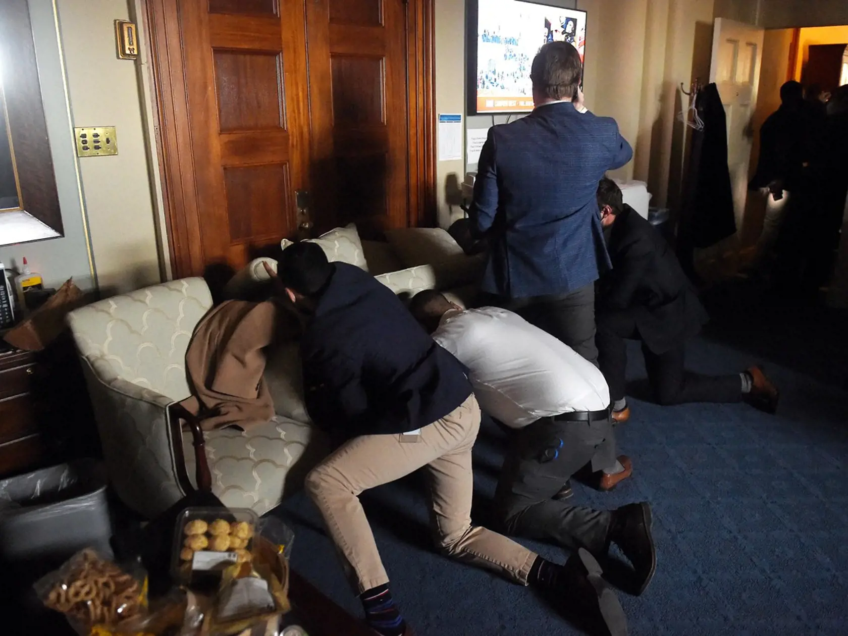 Stúpenci Trumpa vtrhli do Kapitolu.