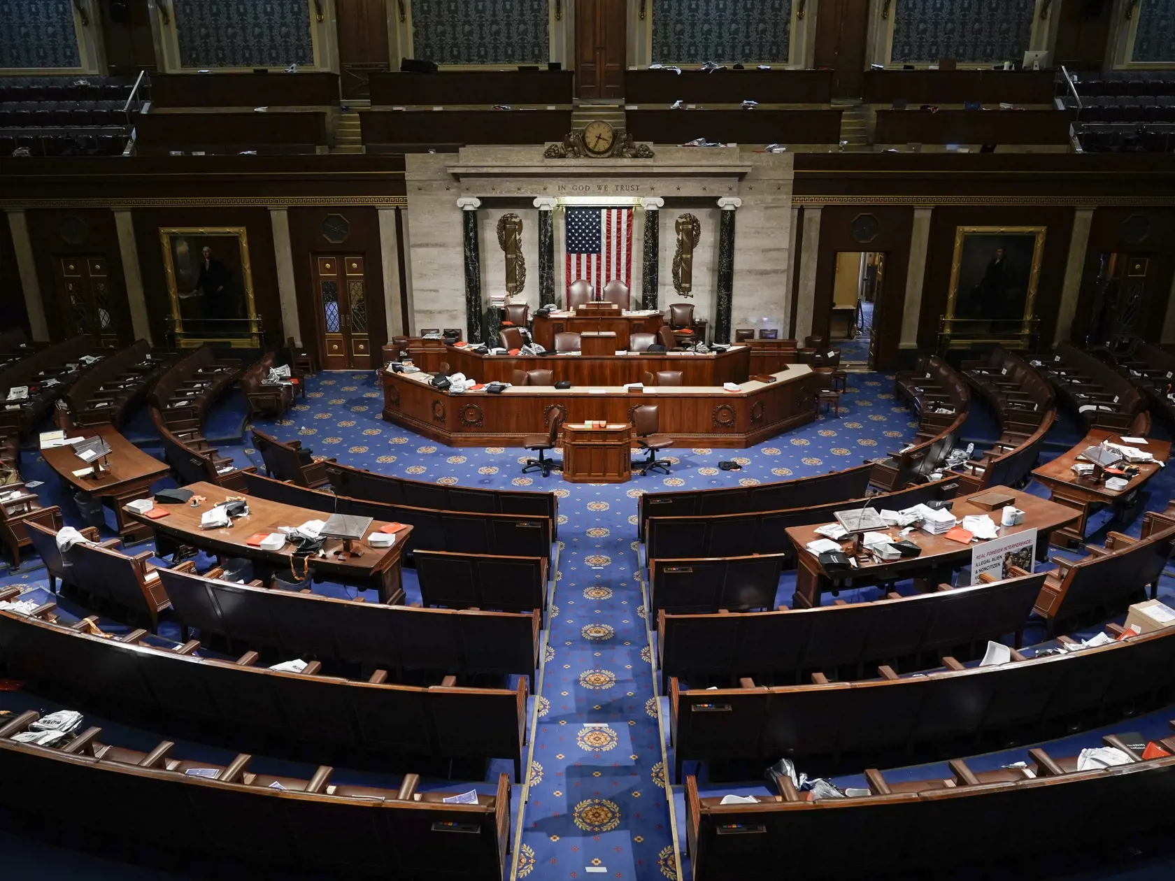 KK15 Washington - Na snímke prázdne plénum Kongresu po vniknutí demonštrantov do sídla amerického Kongresu vo Washingtone 6. januára 2021. Sídlo amerického Kongresu v hlavnom meste Washington v stredu uzavreli počas zasadnutia členov oboch jeho komôr po tom, ako sa stúpenci prezidenta Donalda Trumpa dostali do zrážok s políciou a pokúsili vniknúť do budovy. Senát i Snemovňa reprezentantov oznámili prerušenie svojho zasadnutia, zameraného na potvrdenie výsledkov prezidentských volieb. FOTO TASR/A