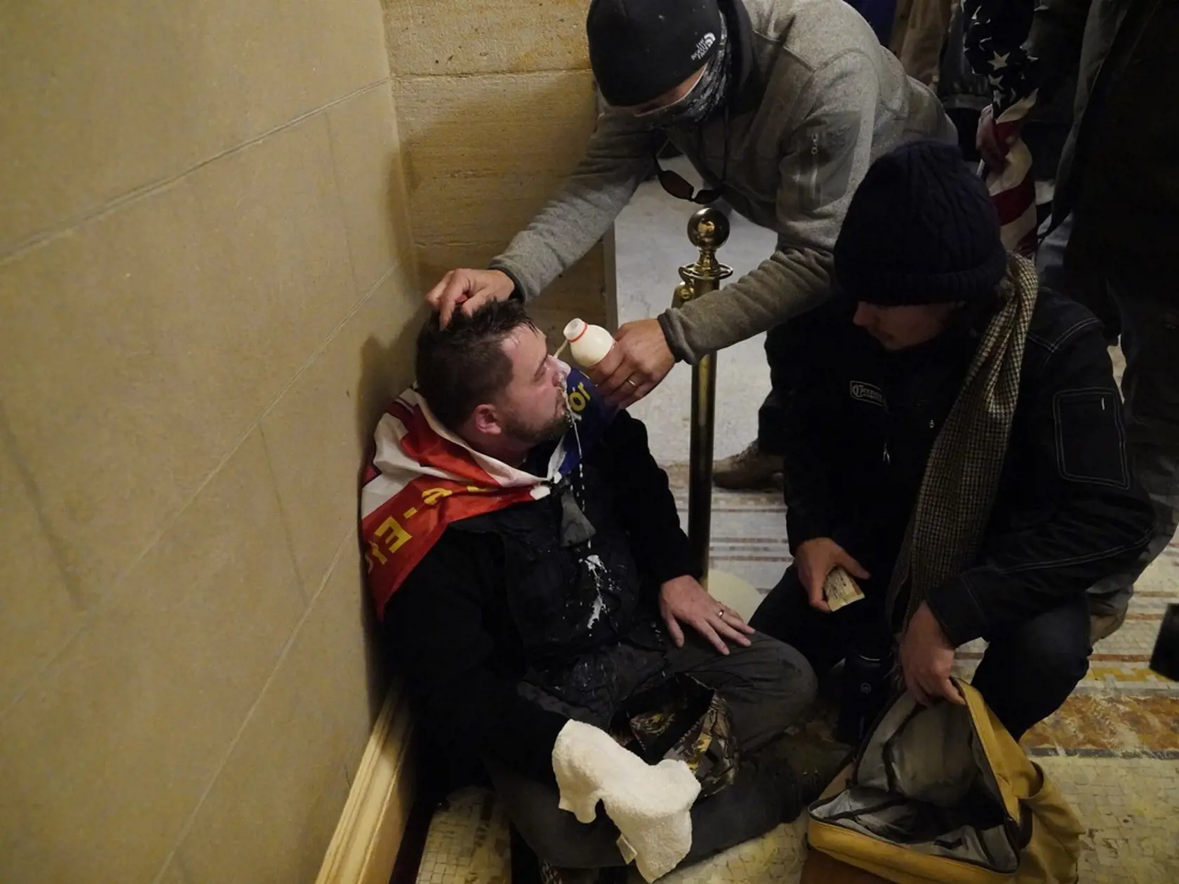 Počas násilností polícia zadržala 52 osôb, 26 z nich zadržala na pôde Kapitolu.