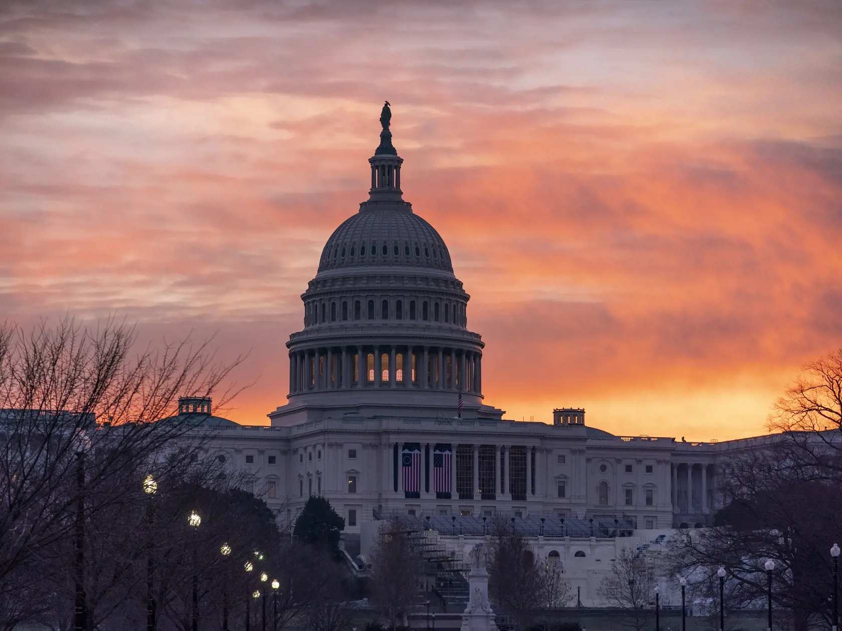 KK50 Washington - Na snímke budova Kapitolu 11. januára 2021 vo Washingtone. Predsedníčka Snemovne reprezentantov amerického Kongresu Nancy Pelosiová označila v pondelok republikánskych kongresmanov za "spoluvinníkov" dosluhujúceho prezidenta Donalda Trumpa, ktorí spolu s ním "ohrozujú Ameriku". FOTO TASR/AP
Dawn breaks at the Capitol in Washington, Monday, Jan. 11, 2021. House Speaker Nancy Pelosi, D-Calif., is calling for congressional action to rein in President Donald Trump after inciting la