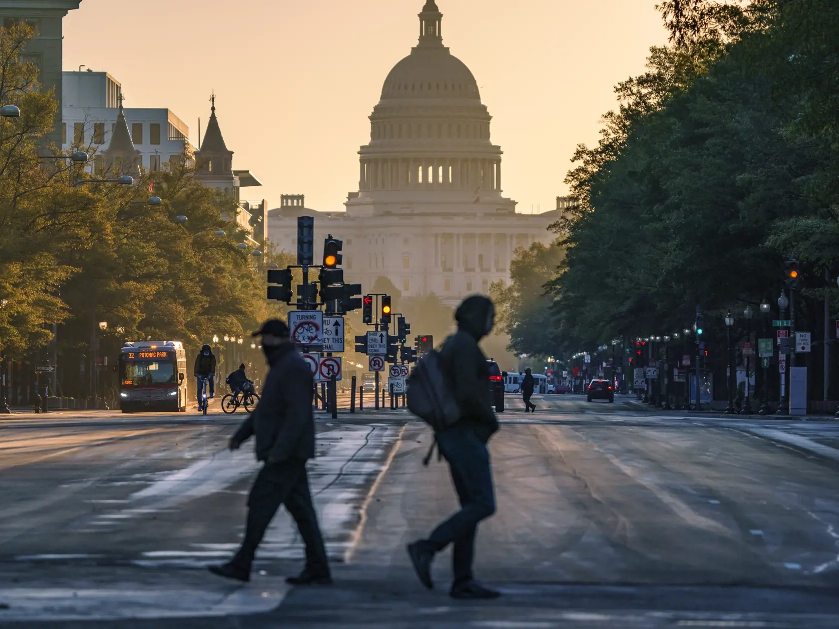 JB 6 Washington - Ľudia kráčajú cez križovatku na ulici Pennsylvania Avenue, v pozadí vyčnieva budova Kapitolu, dva dni po prezidentských voľbách v USA, vo Washingtone 5. novembra 2020. Meno nového amerického prezidenta by sa  svet mohol dozvedieť v priebehu najbližších hodín až dní. FOTO TASR/AP

The Capitol is seen in the distance on Pennsylvania Avenue in Washington, early Thursday, Nov. 5, 2020, two days after Election Day. (AP Photo/J. Scott Applewhite)