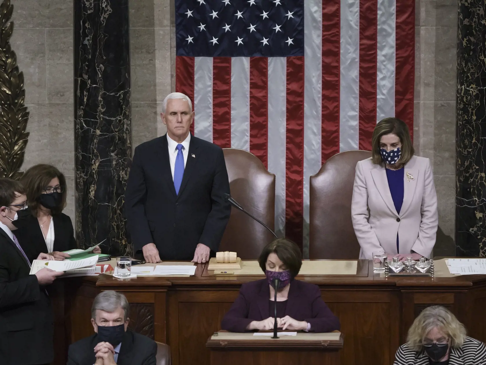 KK22 Washington - Na snímke americký viceprezident a predseda Senátu Mike Pence (vľavo) a predsedníčka Snemovne reprezentantov Nancy Pelosiová 7. januára 2021 v budove Kapitolu vo Washingtone. Spoločné zasadnutie oboch komôr amerického Kongresu vo štvrtok oficiálne potvrdilo výsledky novembrových prezidentských volieb. Za prezidenta bol zvolený Joe Biden a za viceprezidentku Kamala Harrisová, oznámil viceprezident a predseda Senátu Mike Pence. FOTO TASR/AP
Vice President Mike Pence and Speaker o