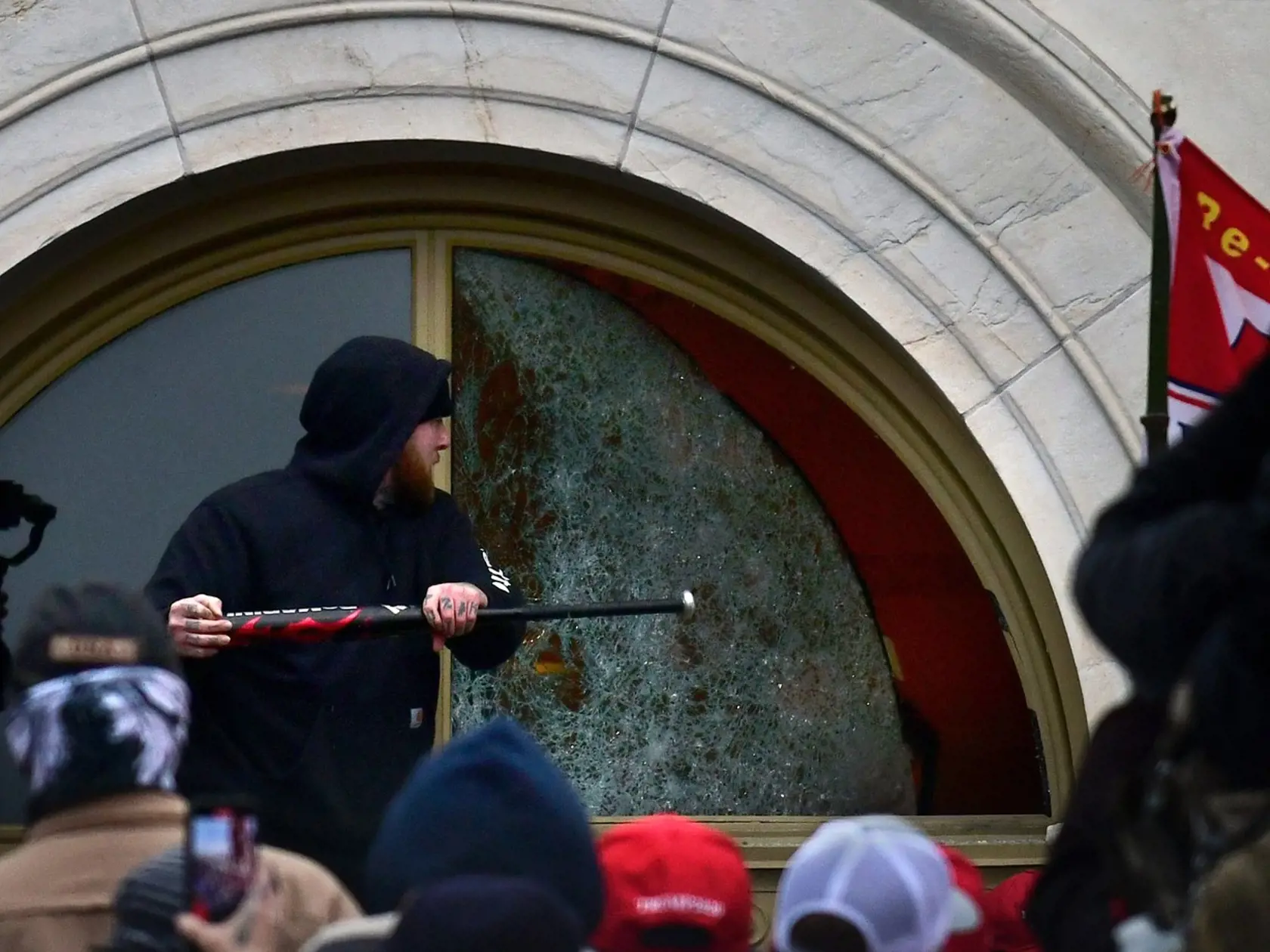 Počas násilností polícia zadržala 52 osôb, 26 z nich zadržala na pôde Kapitolu.