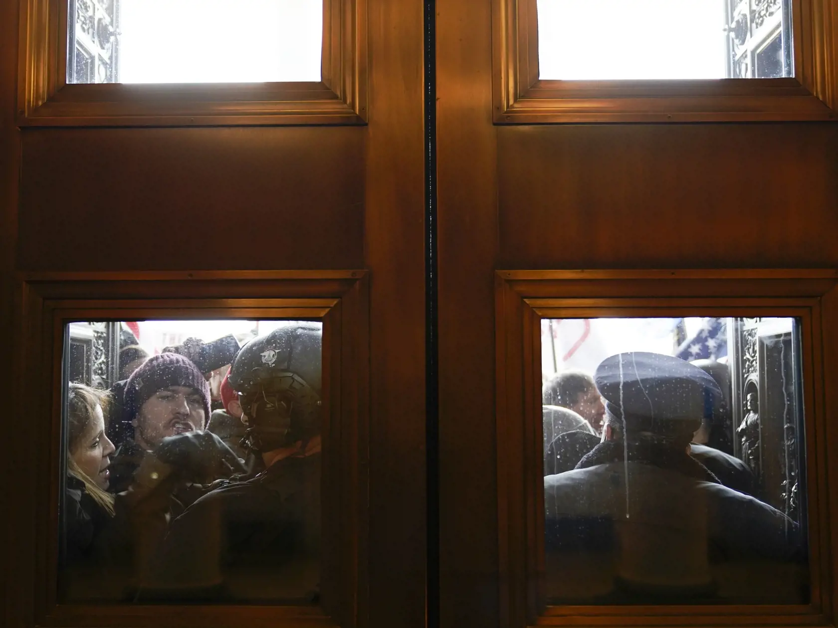 KK1 Washington - Na snímke policajti sa snažia zastaviť protestujúcich, ktorí neskôr vtrhli do sídla amerického Kongresu vo Washingtone, 6. januára 2021. Počas potýčok medzi protestujúcimi a policajtmi v sídle amerického Kongresu bola postrelená jedna osoba, ktorú previezli do nemocnice, informovala agentúra AP. Demonštranti podporujúci prezidenta Donalda Trumpa predtým prenikli do budovy Kapitolu a dostali sa aj do zasadacej sály Senátu, ukazujú zábery televízií C-Span a NBC. FOTO TASR/AP 

U.S