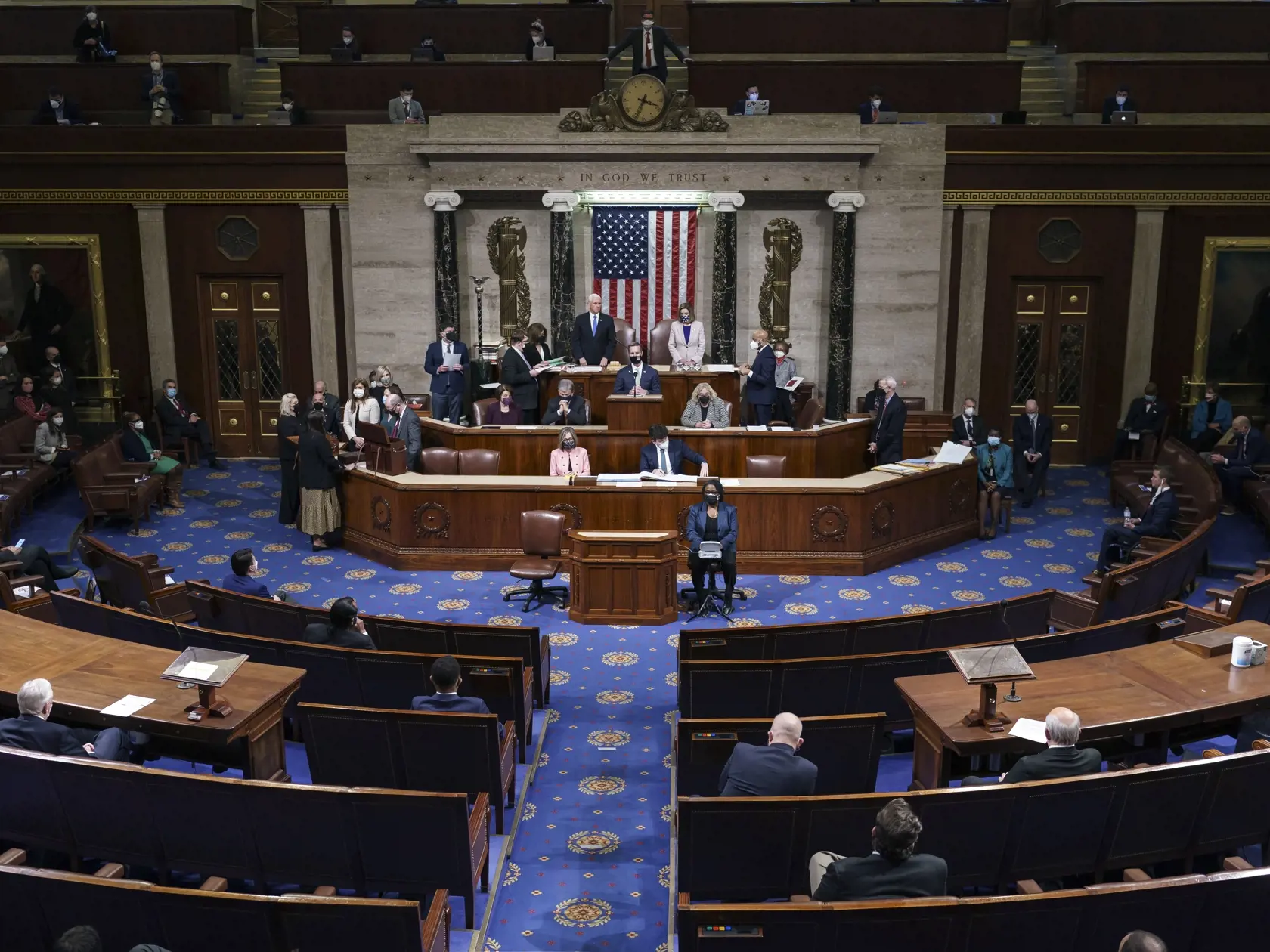 KK23 Washington - Na snímke americký viceprezident a predseda Senátu Mike Pence a predsedníčka Snemovne reprezentantov Nancy Pelosiová stoja v pléne Kongresu 7. januára 2021 v budove Kapitolu vo Washingtone. Spoločné zasadnutie oboch komôr amerického Kongresu vo štvrtok oficiálne potvrdilo výsledky novembrových prezidentských volieb. Za prezidenta bol zvolený Joe Biden a za viceprezidentku Kamala Harrisová, oznámil viceprezident a predseda Senátu Mike Pence. FOTO TASR/AP
Vice President Mike Penc