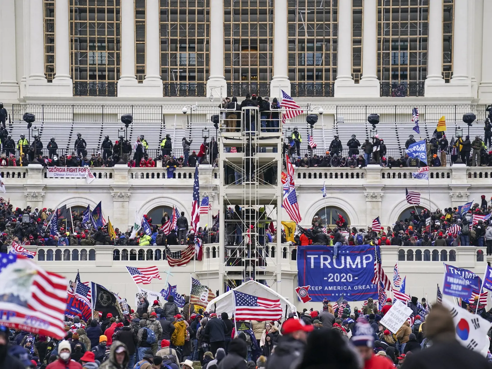 KK22 Washington - Na snímke stúpenci amerického prezidenta Donalda Trumpa sa zhromažďujú pred budovou Kapitolu vo Washingtone 6. januára 2021. Počas potýčok medzi protestujúcimi a policajtmi v sídle amerického Kongresu bola postrelená jedna osoba, ktorú previezli do nemocnice, informovala agentúra AP. Demonštranti podporujúci prezidenta Donalda Trumpa predtým prenikli do budovy Kapitolu a dostali sa aj do zasadacej sály Senátu, ukazujú zábery televízií C-Span a NBC. FOTO TASR/AP 

Trump supporte