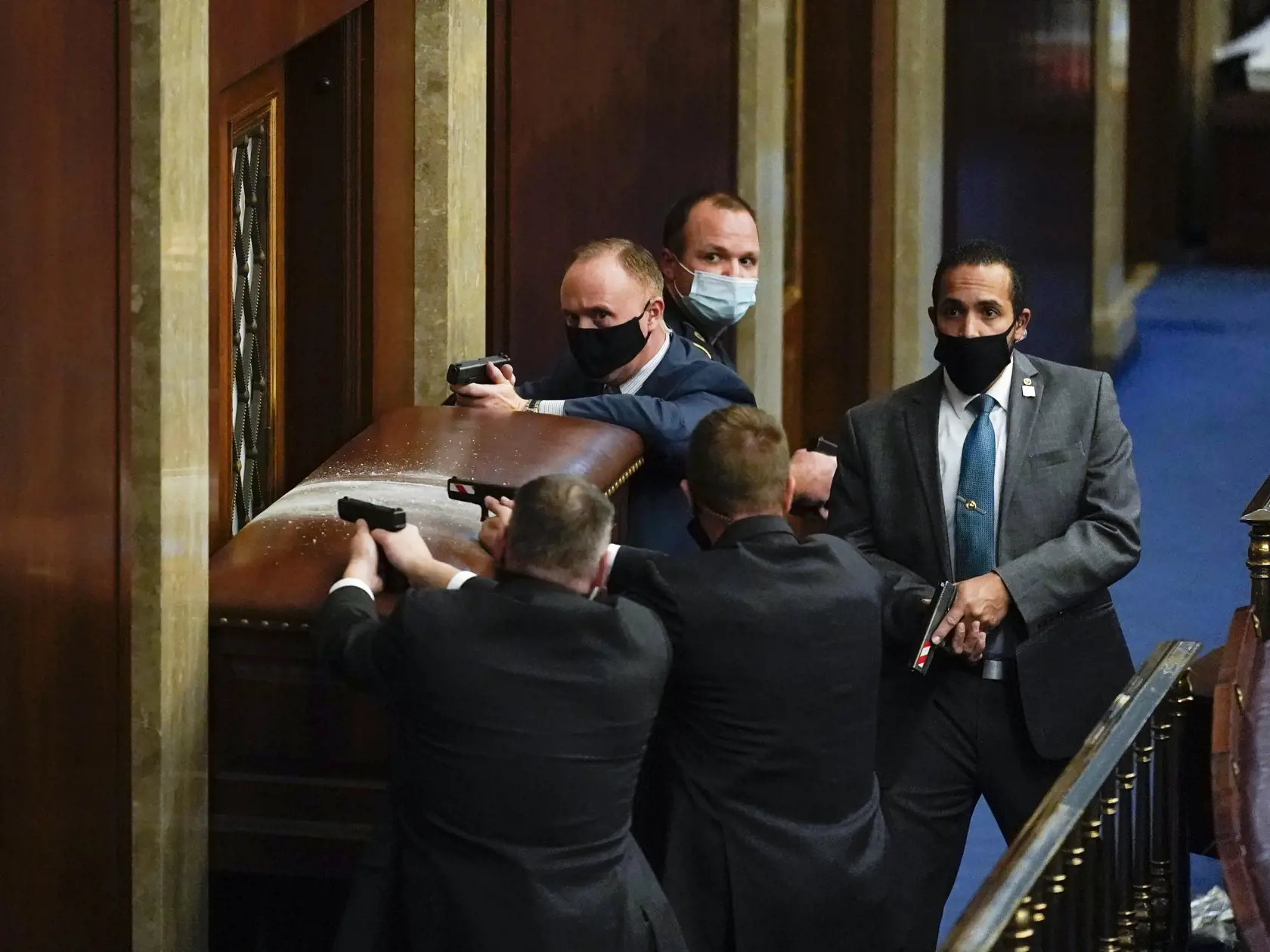 KK10 Washington - Na snímke policajti mieria zbraňami na protestujúcich, ktorí vtrhli do sídla amerického Kongresu vo Washingtone, 6. januára 2021. Počas potýčok medzi protestujúcimi a policajtmi v sídle amerického Kongresu bola postrelená jedna osoba, ktorú previezli do nemocnice, informovala agentúra AP. Demonštranti podporujúci prezidenta Donalda Trumpa predtým prenikli do budovy Kapitolu a dostali sa aj do zasadacej sály Senátu, ukazujú zábery televízií C-Span a NBC. FOTO TASR/AP 
U.S. Capit
