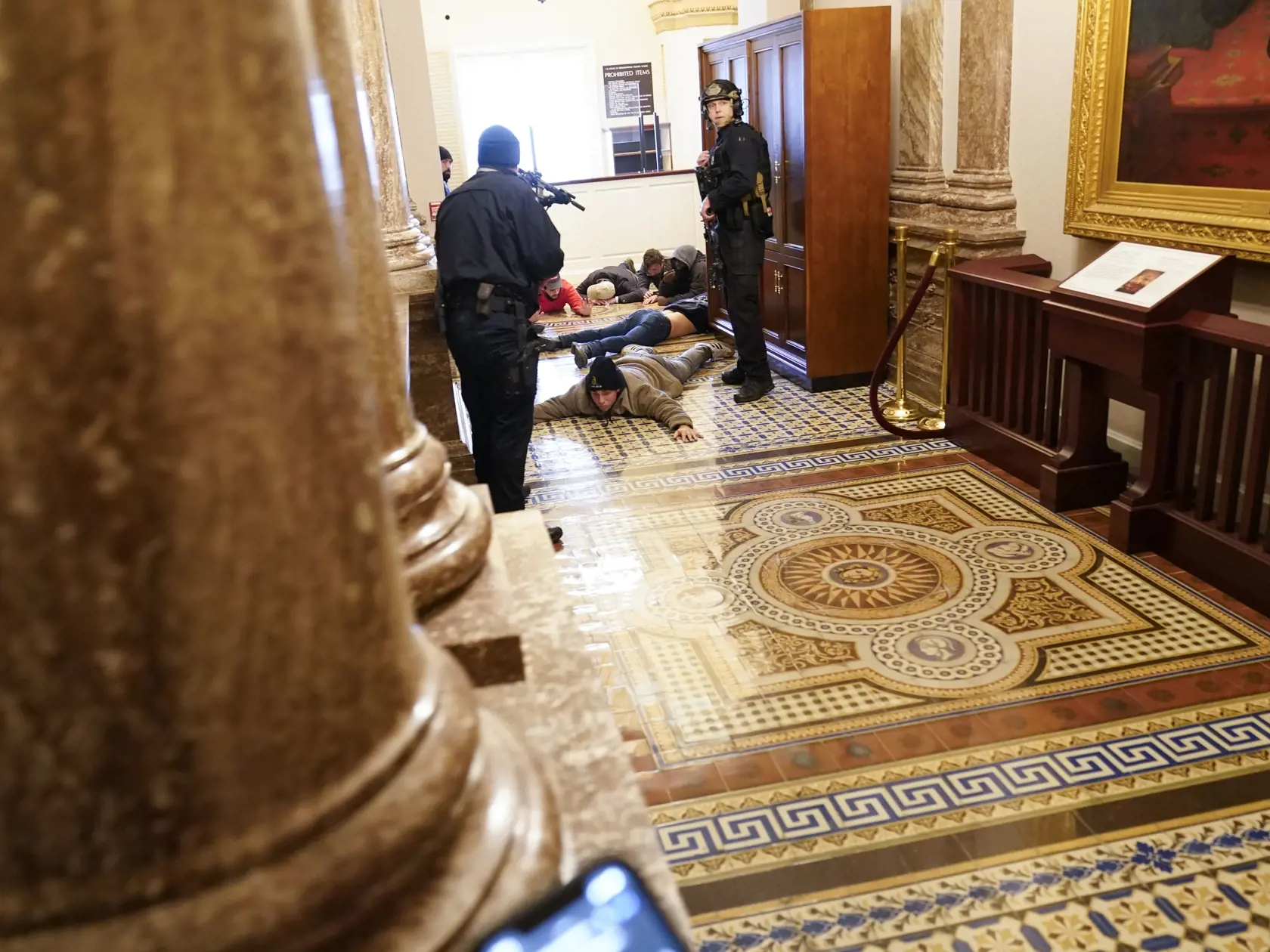 KK3 Washington - Na snímke policajti majú pod kontrolou protestujúch, ktorí vtrhli do sídla amerického Kongresu vo Washingtone 6. januára 2021. Počas potýčok medzi protestujúcimi a policajtmi v sídle amerického Kongresu bola postrelená jedna osoba, ktorú previezli do nemocnice, informovala agentúra AP. Demonštranti podporujúci prezidenta Donalda Trumpa predtým prenikli do budovy Kapitolu a dostali sa aj do zasadacej sály Senátu, ukazujú zábery televízií C-Span a NBC. FOTO TASR/AP 

U.S. Capitol 