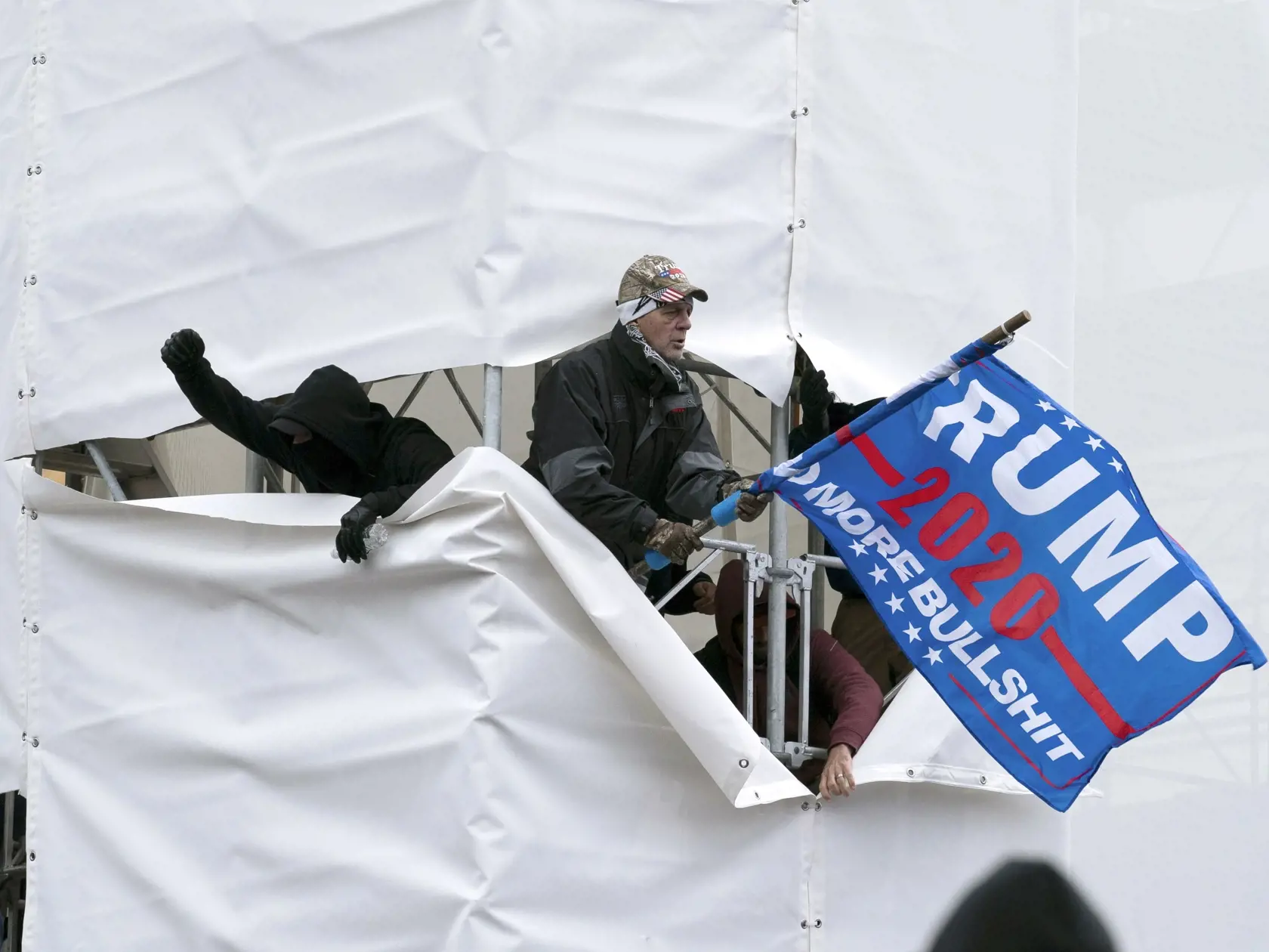 KK7 Washington - Na snímke stúpenci amerického prezidenta Donalda Trumpa v okolí budovy Kapitolu vo Washingtone 6. januára 2021. Počas potýčok medzi protestujúcimi a policajtmi v sídle amerického Kongresu bola postrelená jedna osoba, ktorú previezli do nemocnice, informovala agentúra AP. Demonštranti podporujúci prezidenta Donalda Trumpa predtým prenikli do budovy Kapitolu a dostali sa aj do zasadacej sály Senátu, ukazujú zábery televízií C-Span a NBC. FOTO TASR/AP 

Trump supporters are seen ou